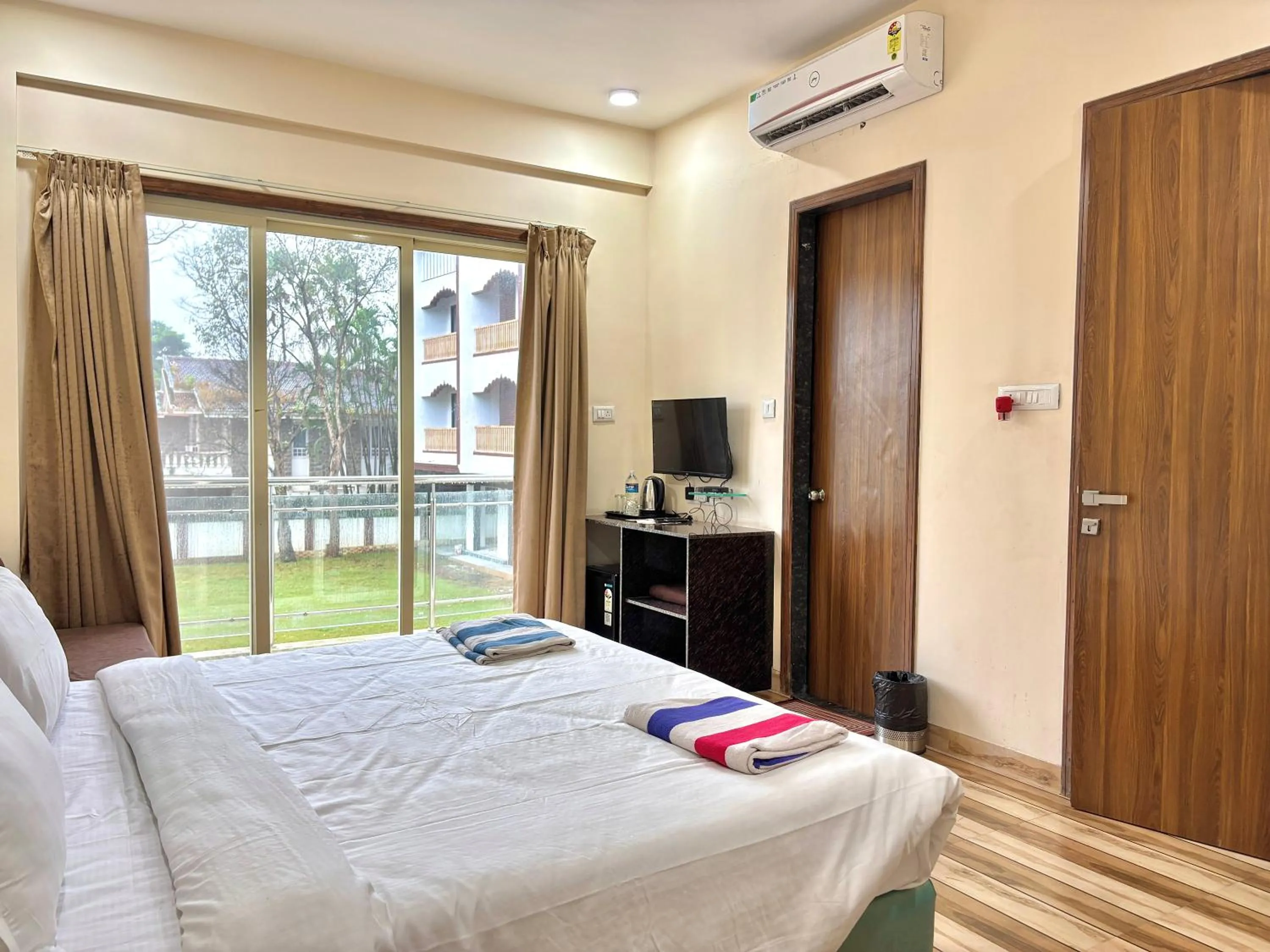 Bed in Misty Blue Resort and Villas