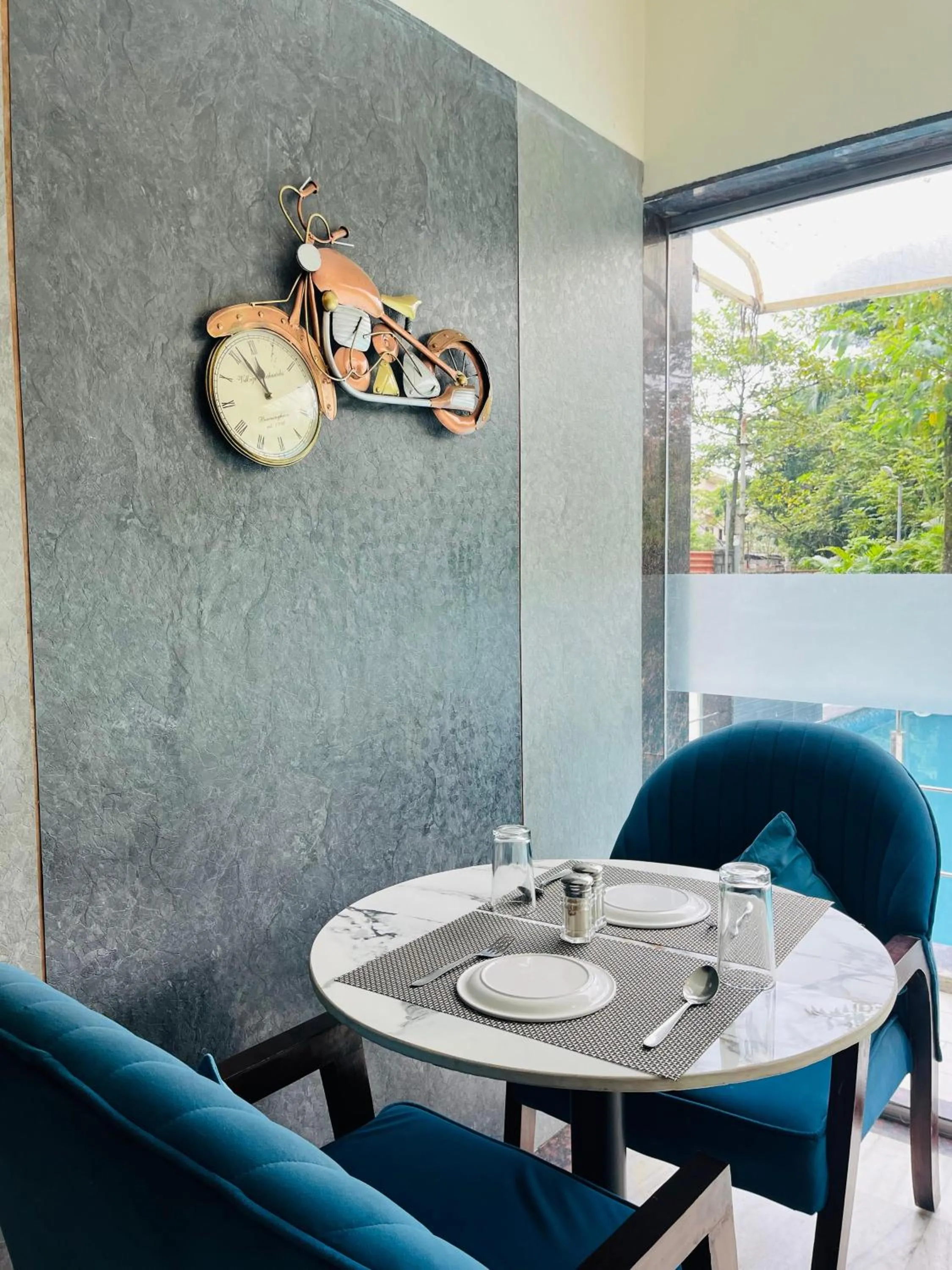 Restaurant/places to eat in Misty Blue Resort and Villas