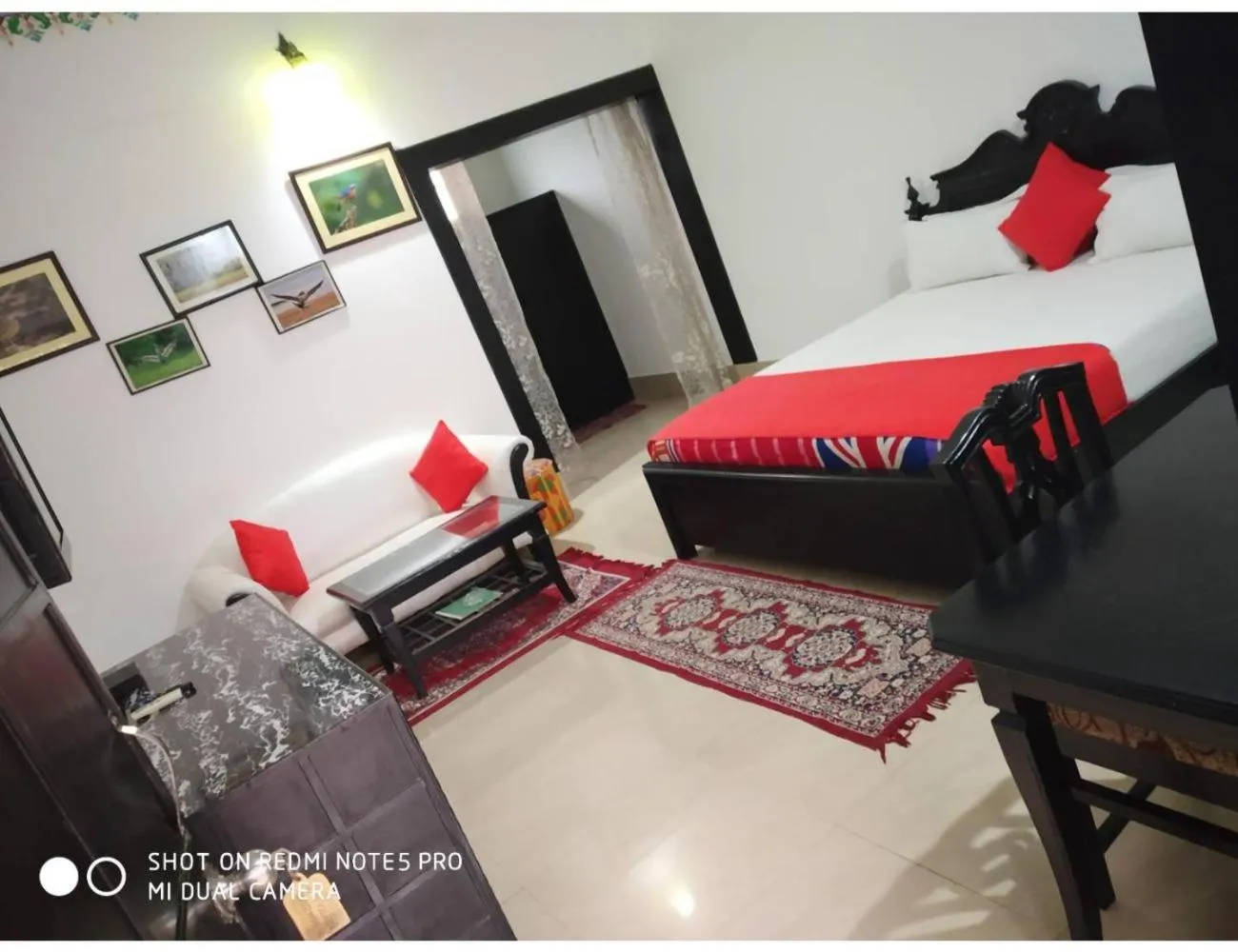 Bed, Seating Area in Hotel Kiran Villa Palace, Bharatpur