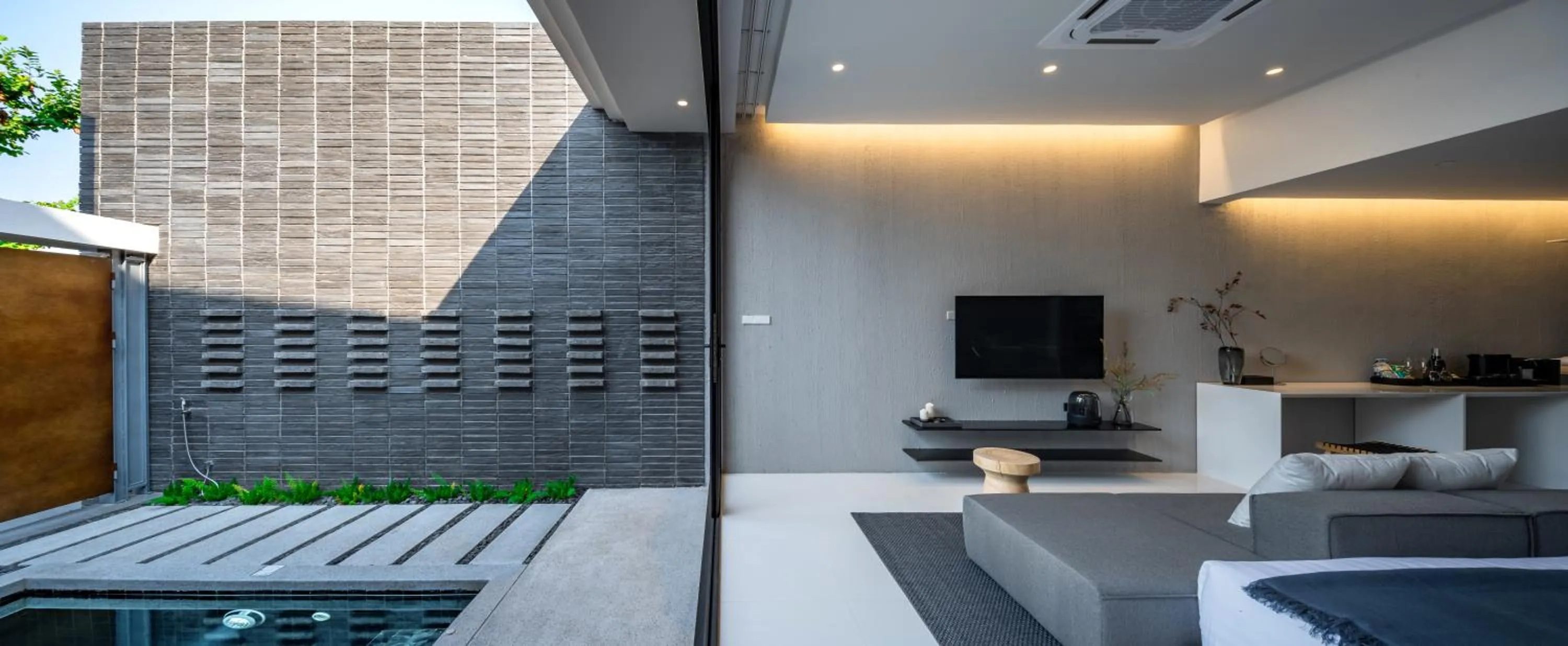 TV and multimedia in Rhy.a Private Pool Villa