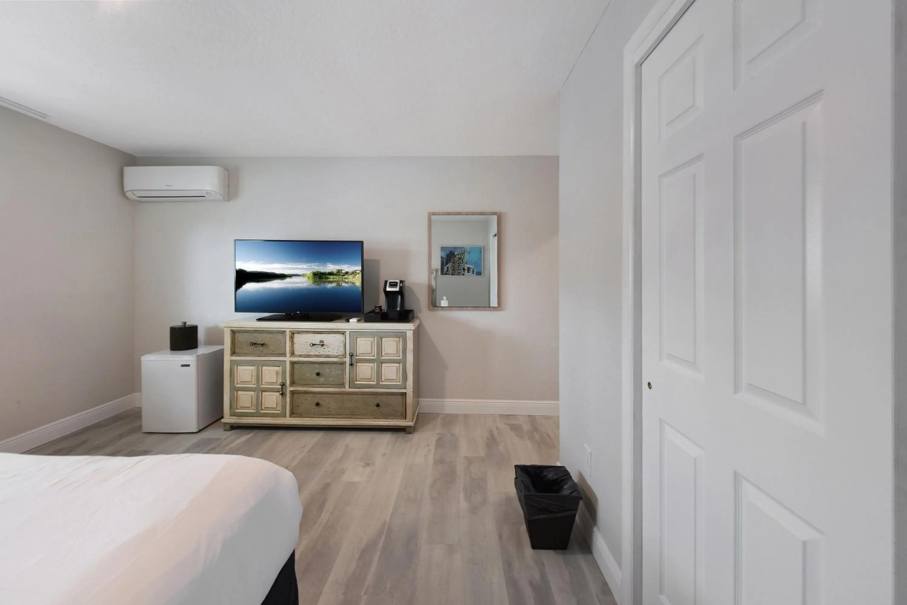 TV and multimedia, Bed in Palm Cove Motel