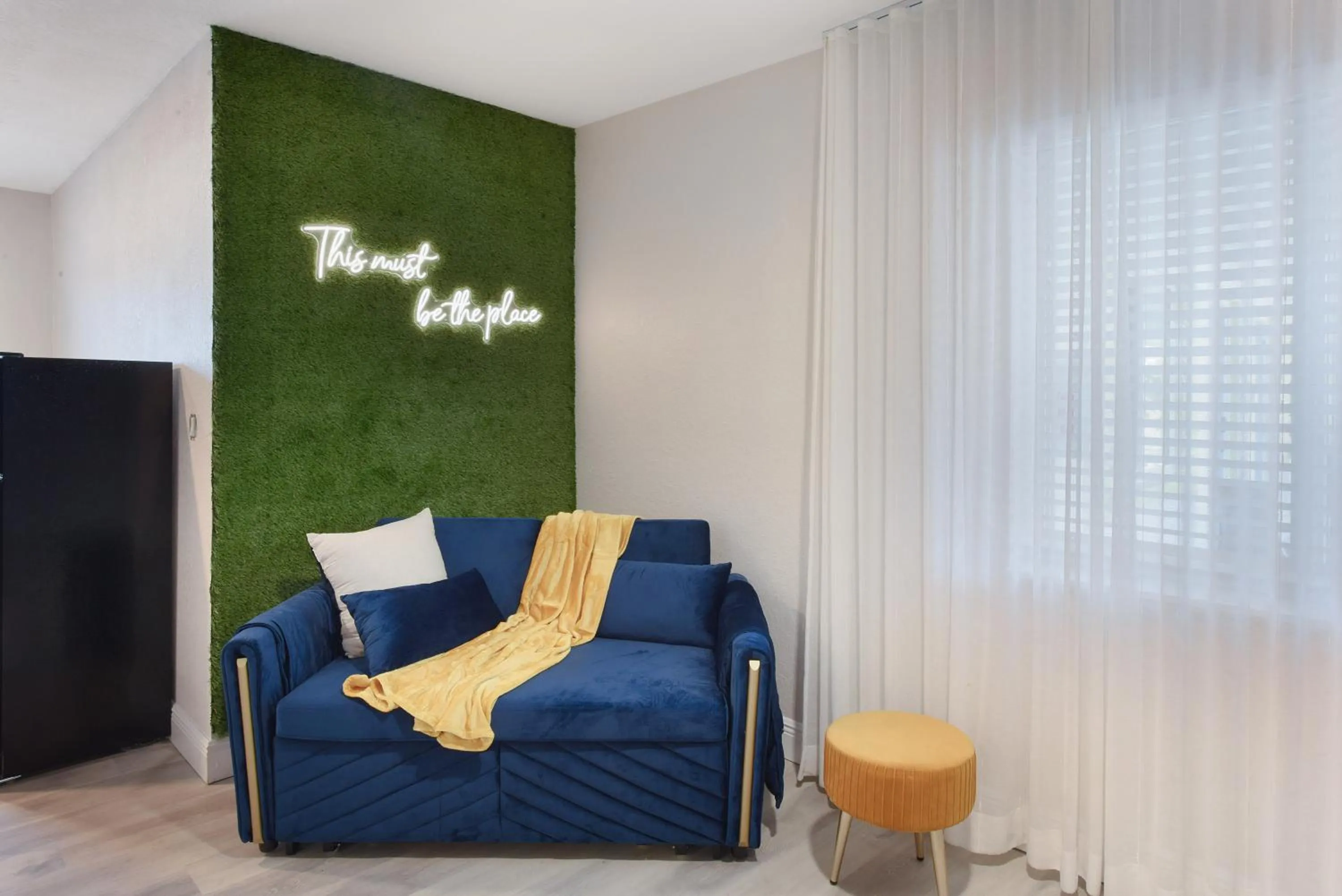 Living room in Palm Cove Motel