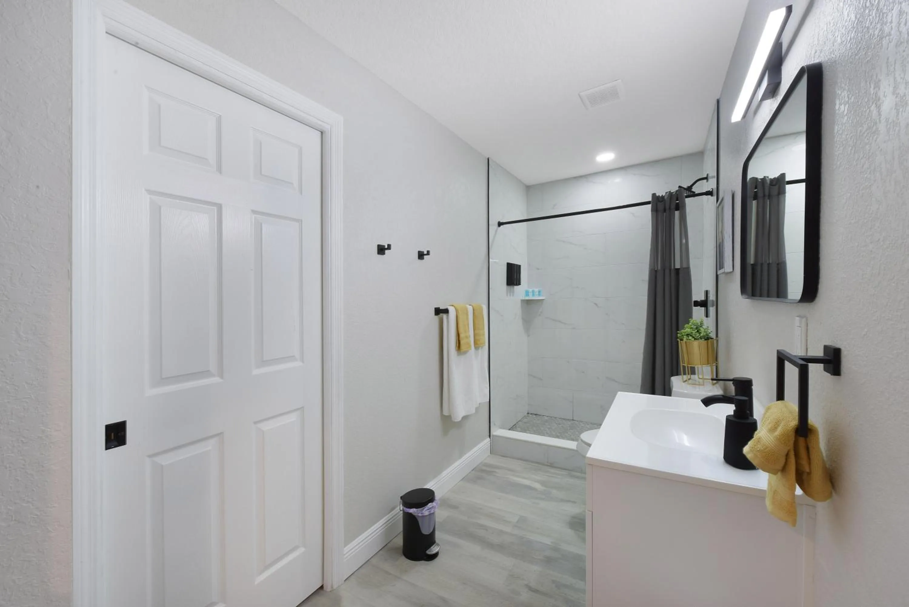 Bathroom in Palm Cove Motel