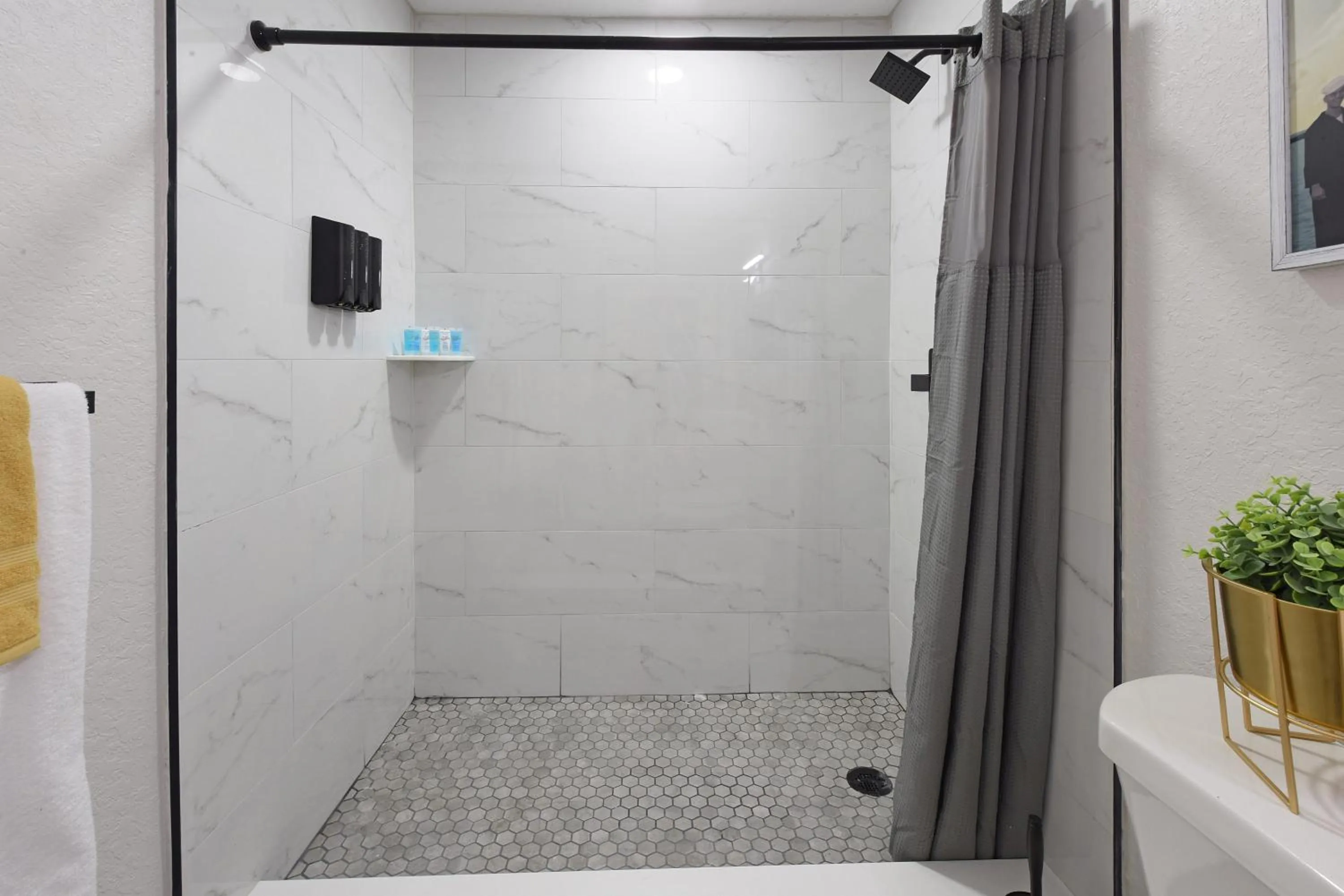 Bathroom in Palm Cove Motel