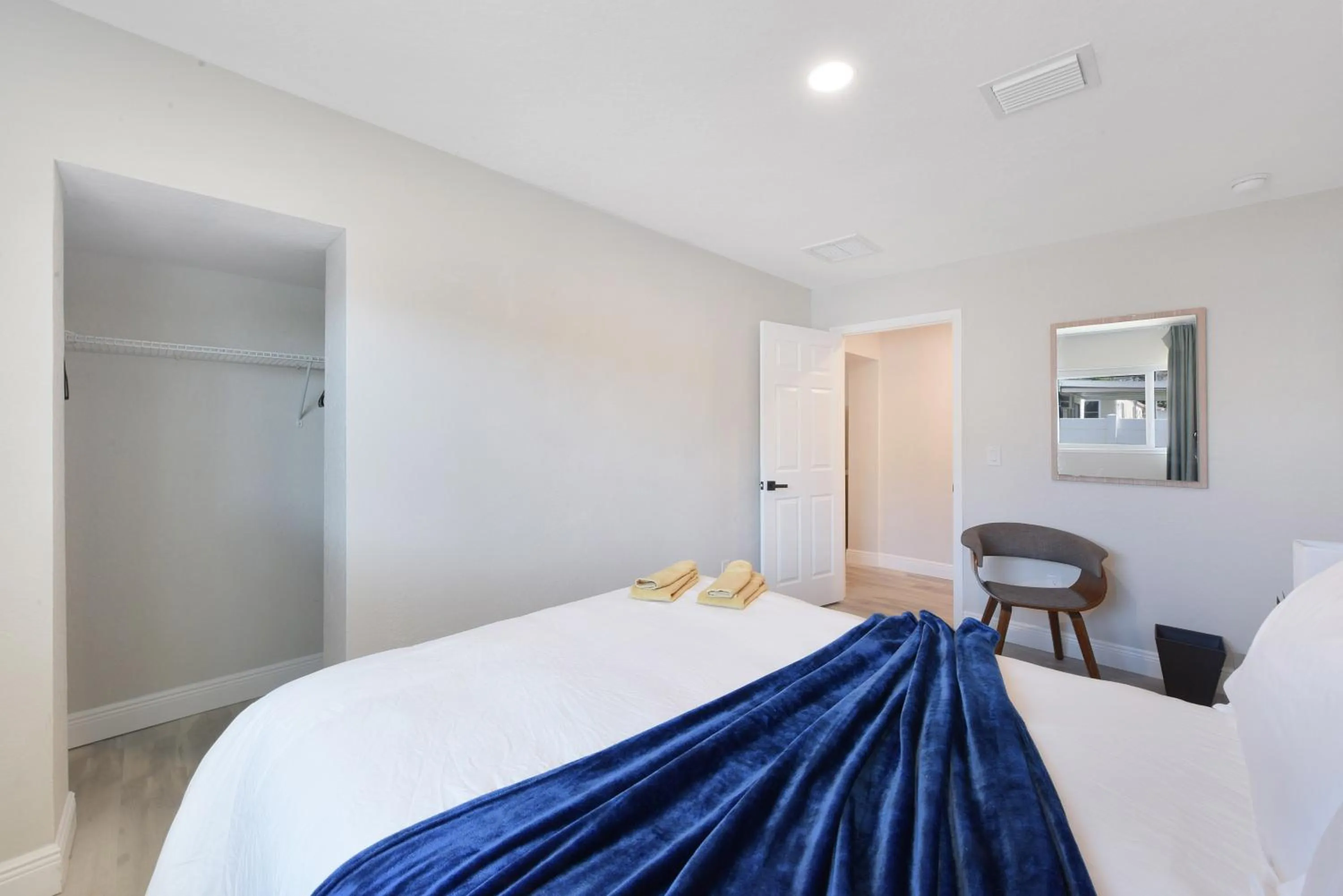 Bedroom, Bed in Palm Cove Motel