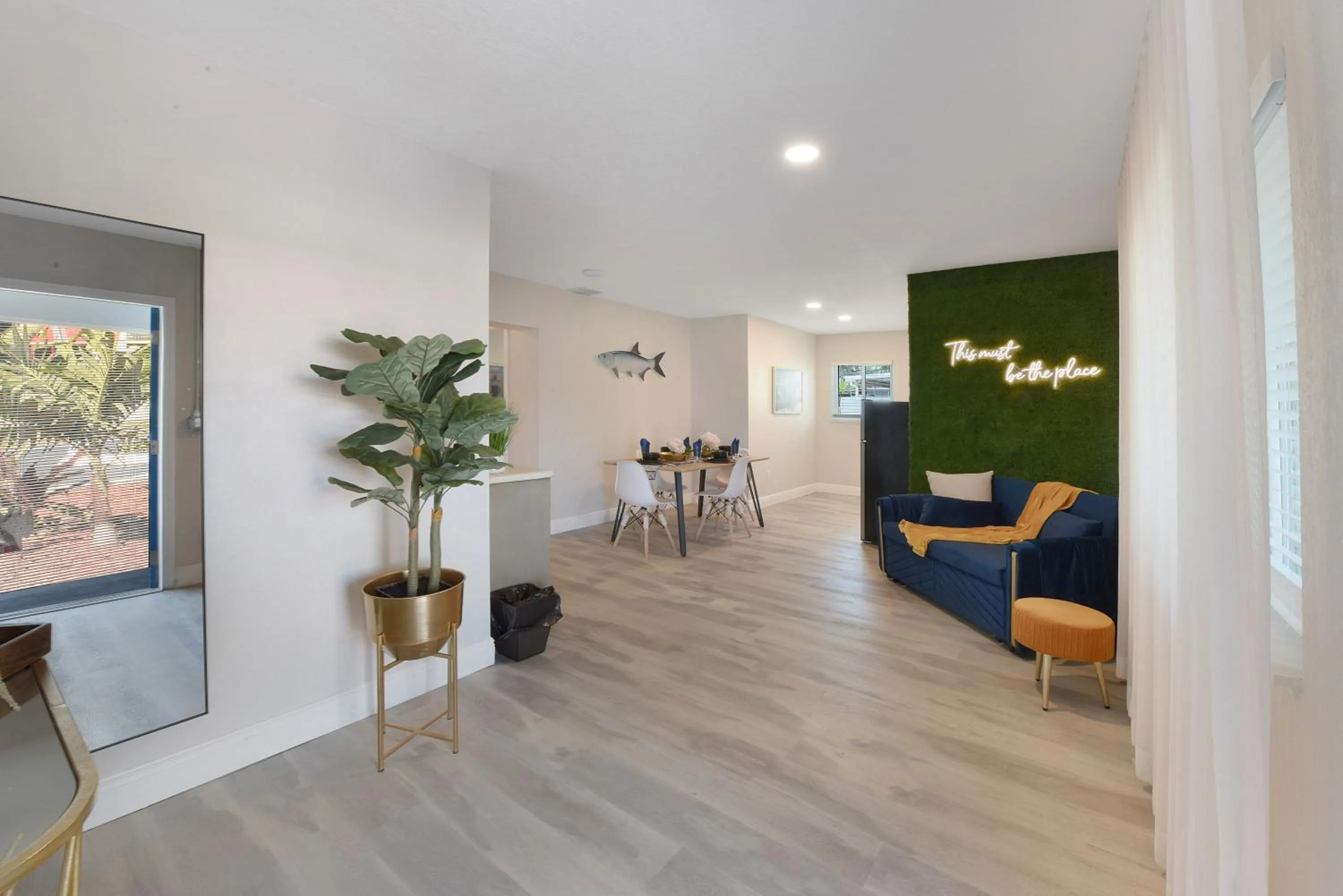 Living room in Palm Cove Motel
