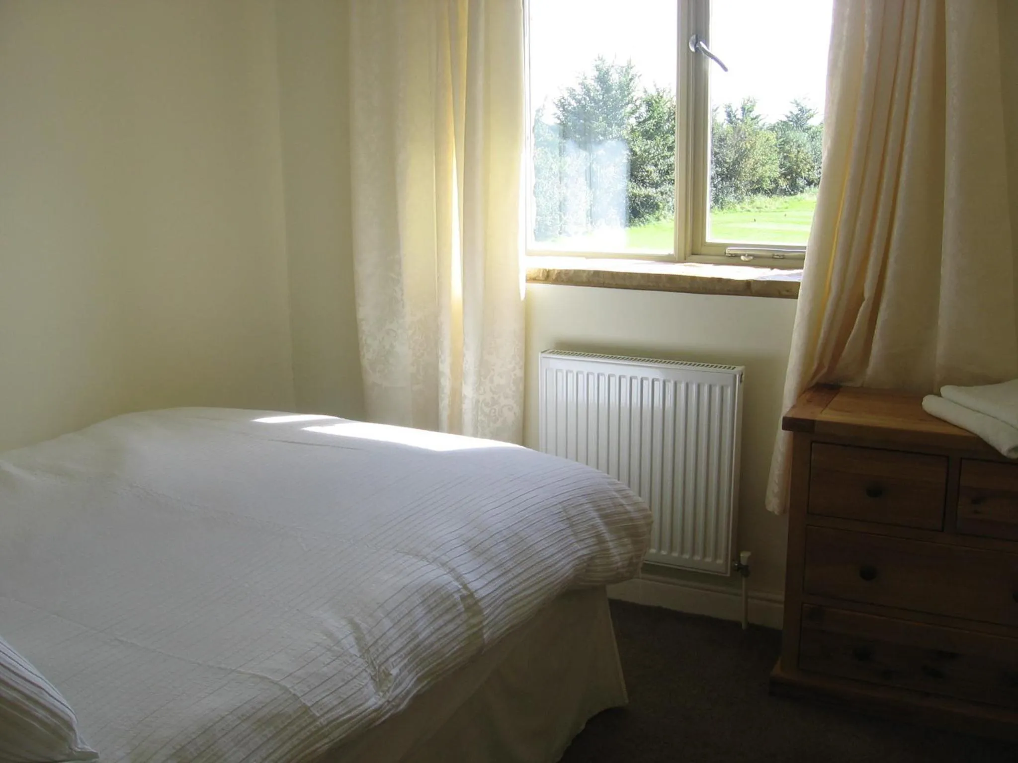 Bedroom, Bed in Canons Court Mews