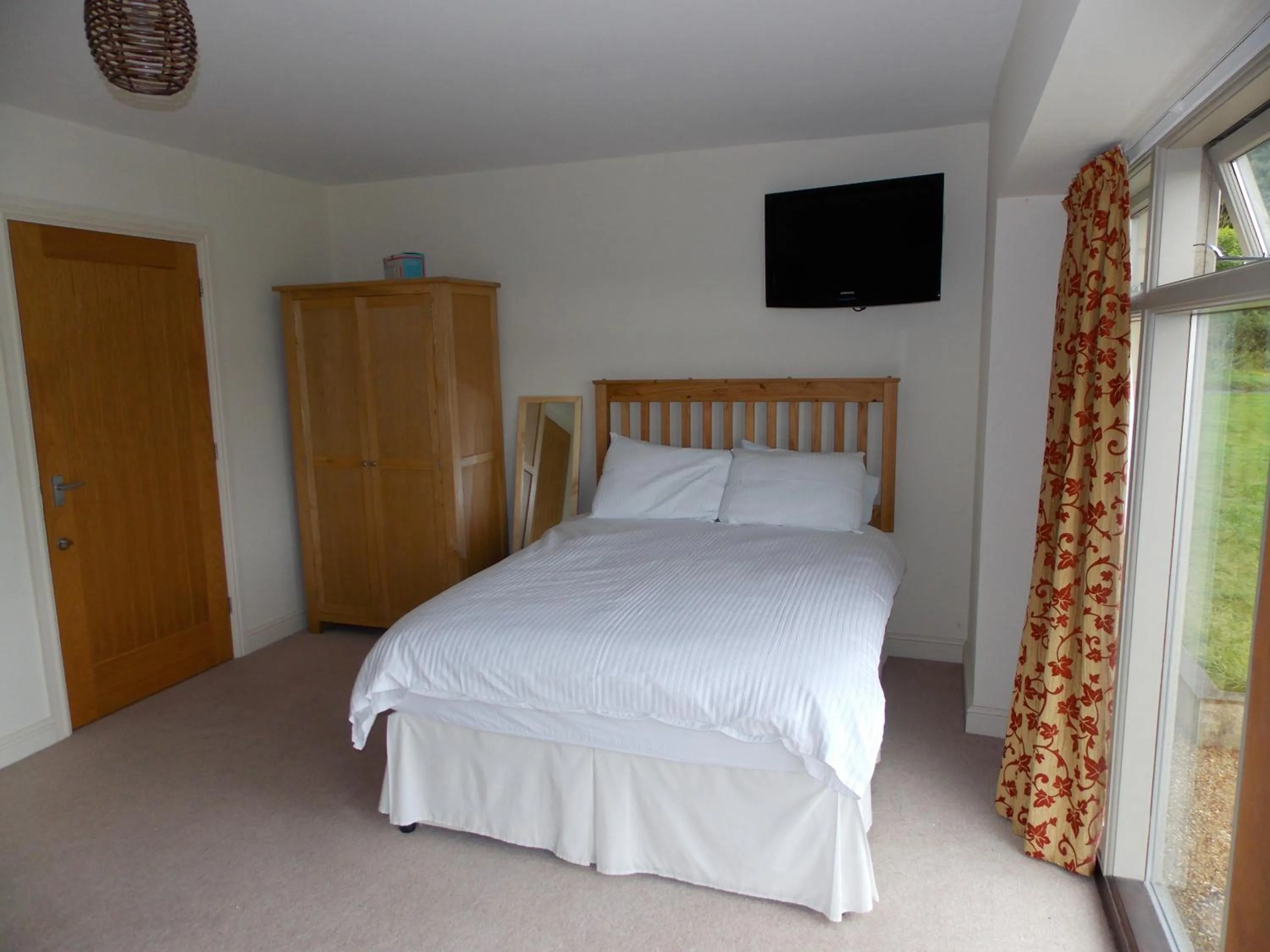 Bedroom, Bed in Canons Court Mews
