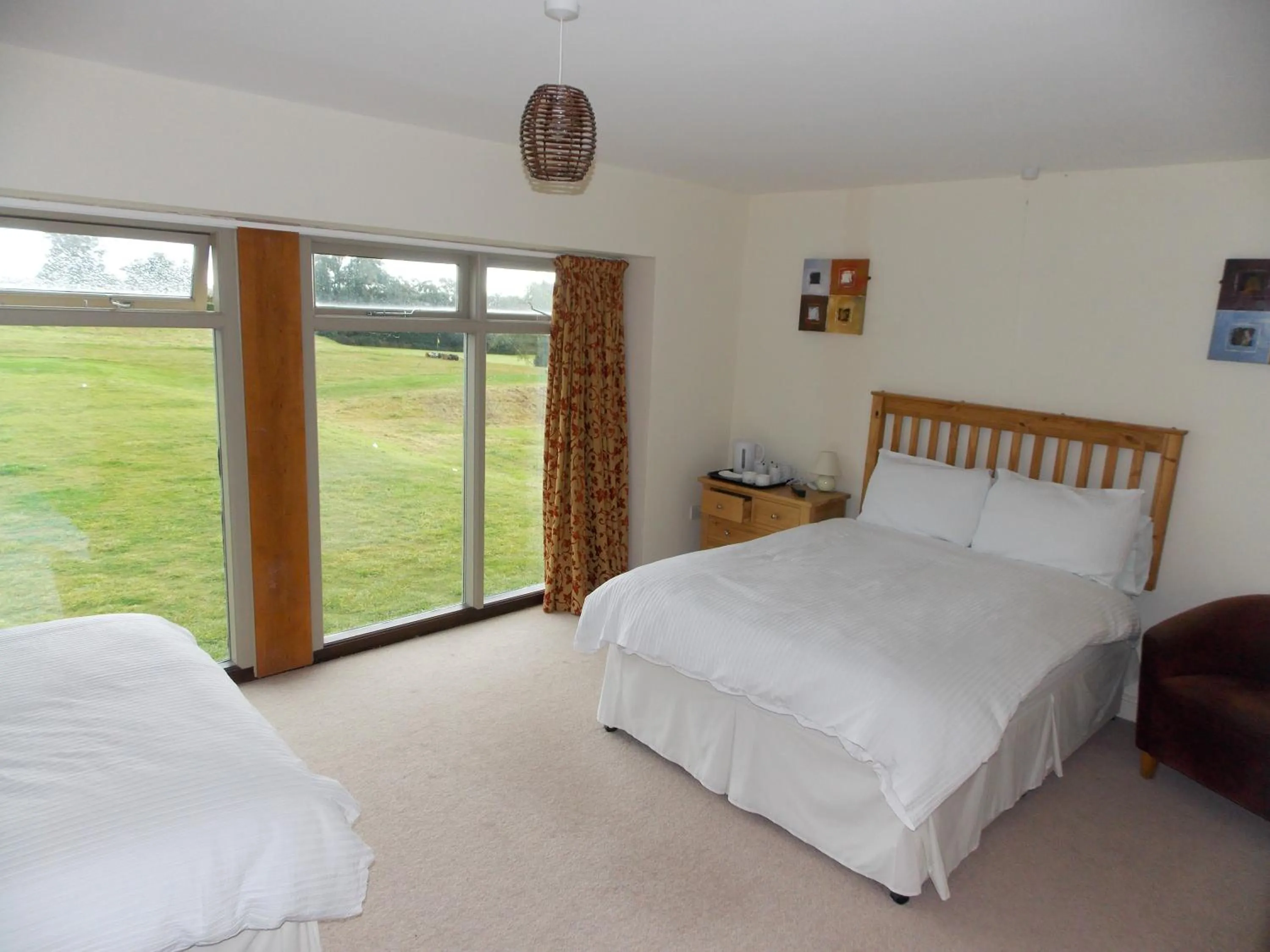 Garden view, Bed in Canons Court Mews
