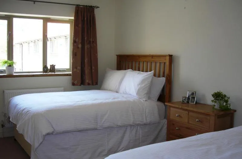 Bed in Canons Court Mews