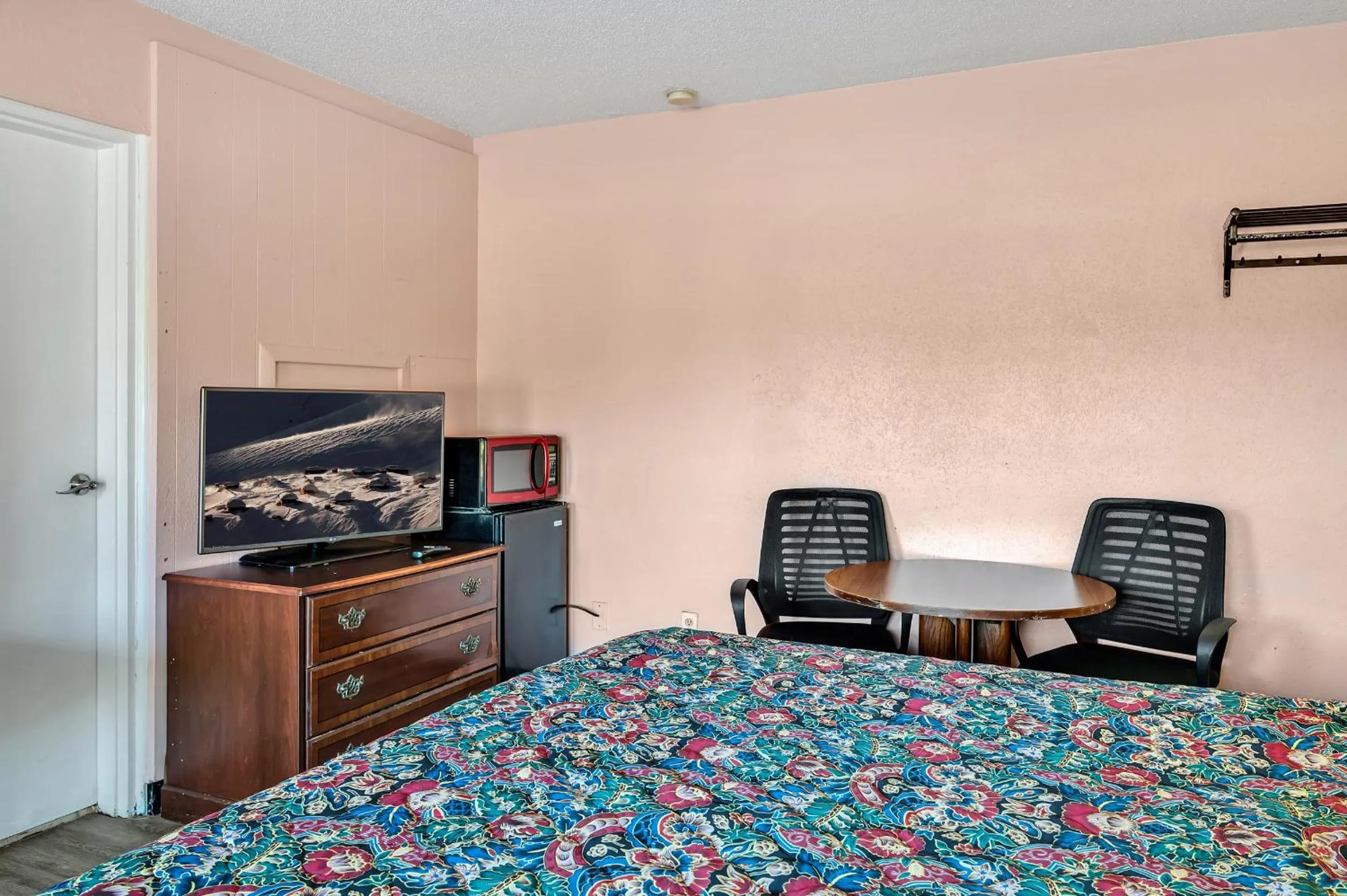 Photo of the whole room, Bed in TRAVELER'S INN