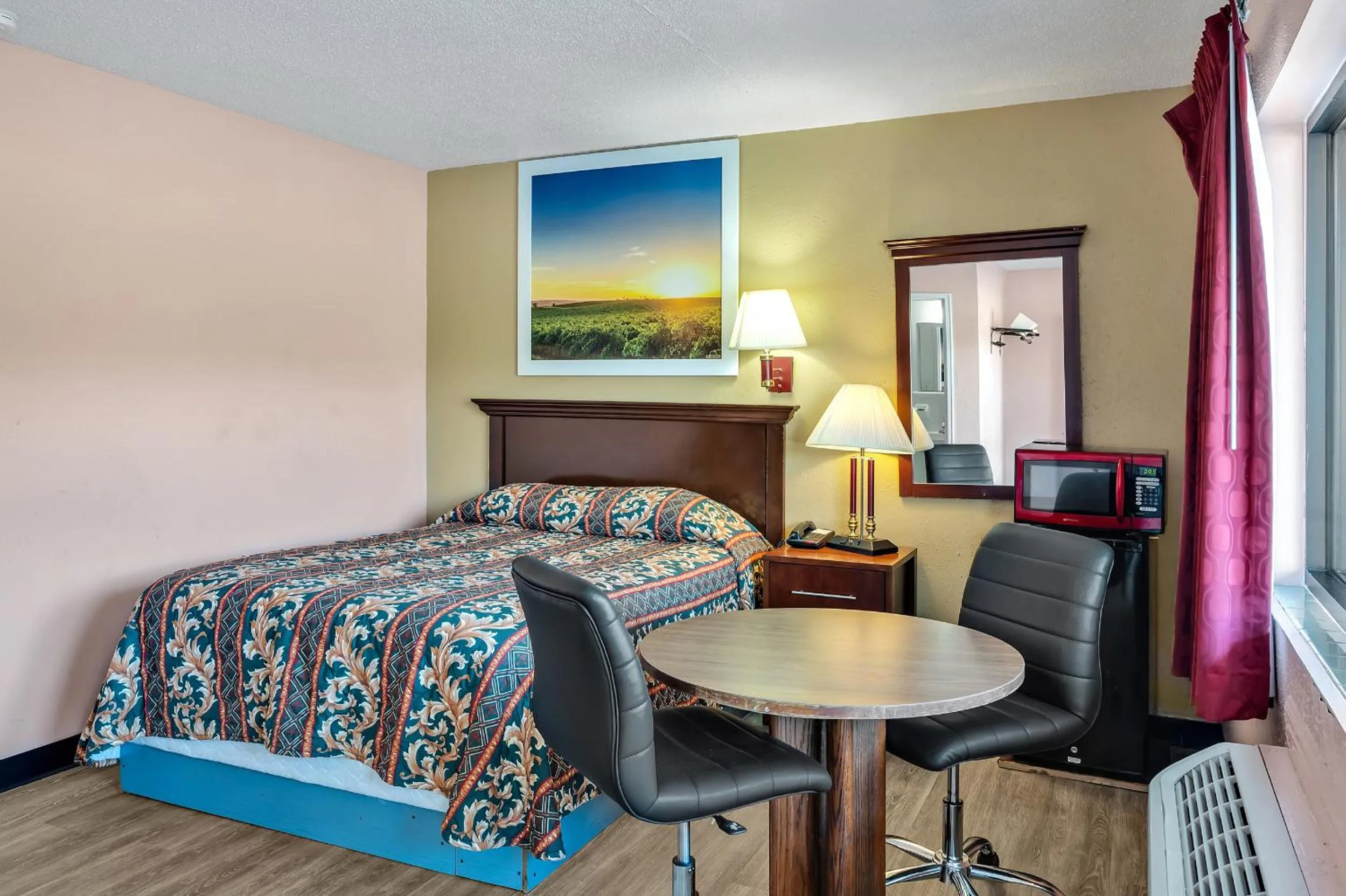 Seating area, Bed in TRAVELER'S INN
