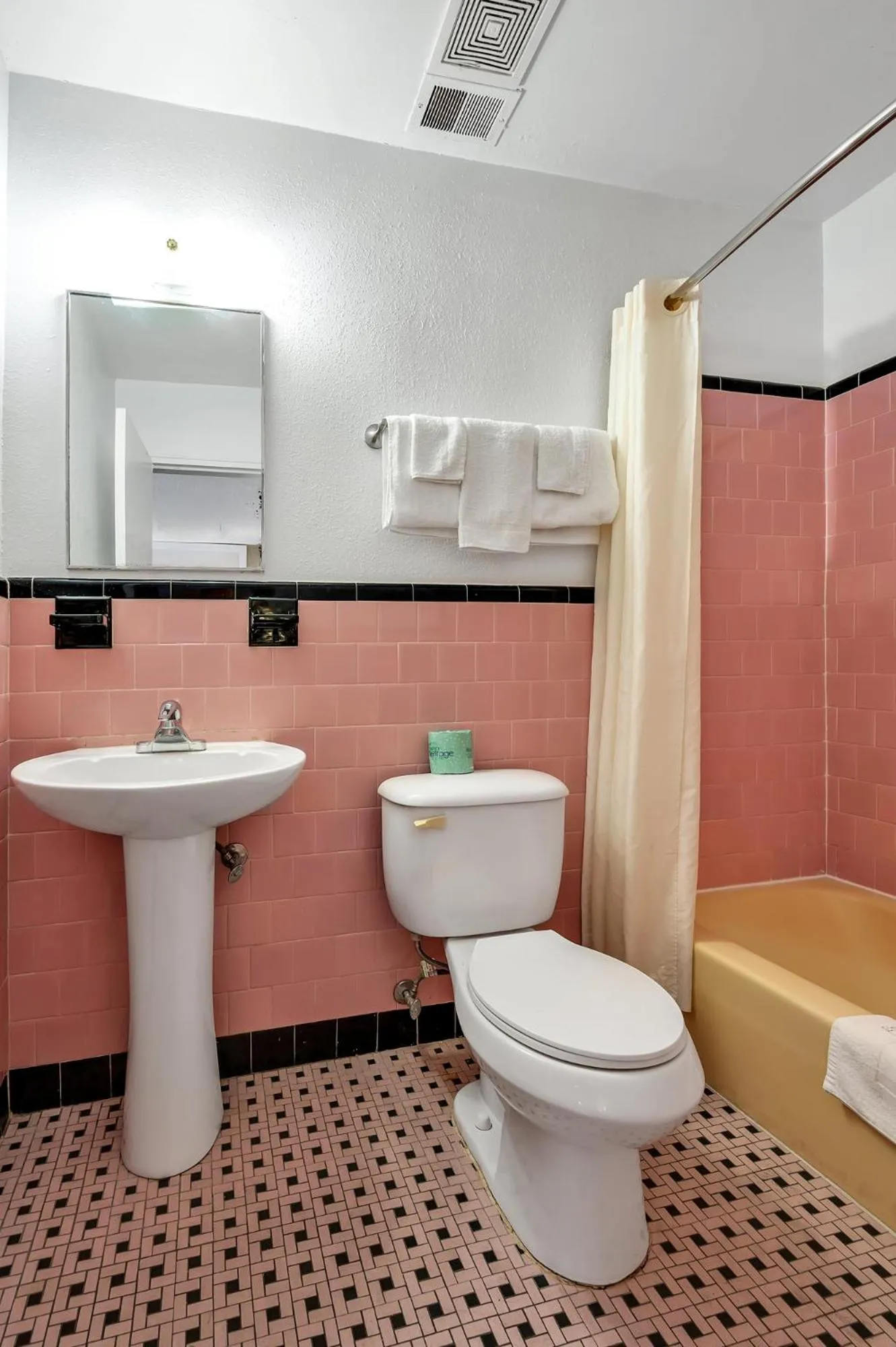 Bathroom in TRAVELER'S INN