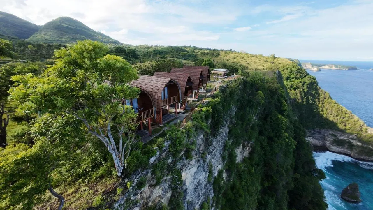 Property building in Suwehan Beach Cliff House by BIJAK