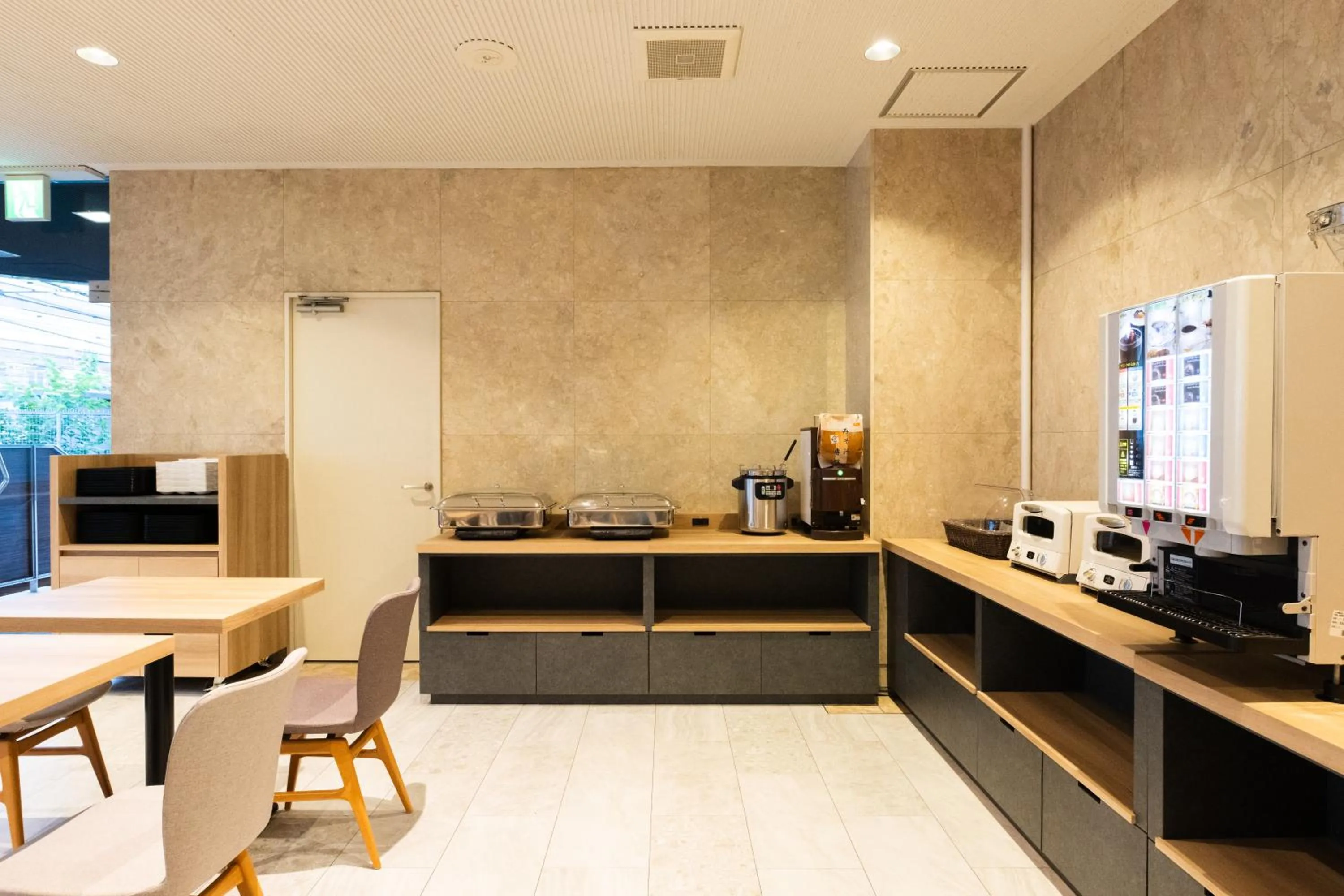 Restaurant/places to eat in Urvest Hotel Kamata
