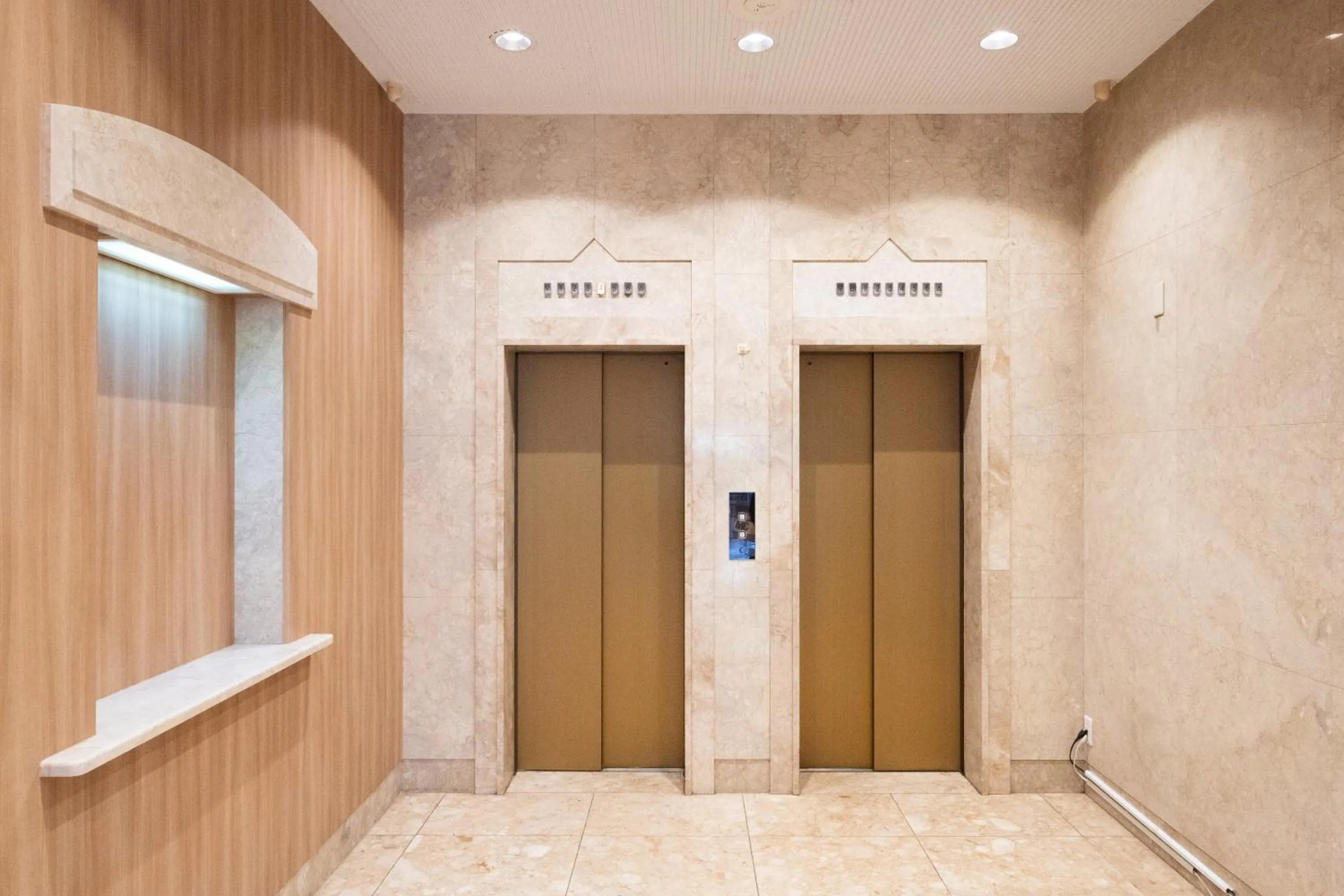 elevator in Urvest Hotel Kamata