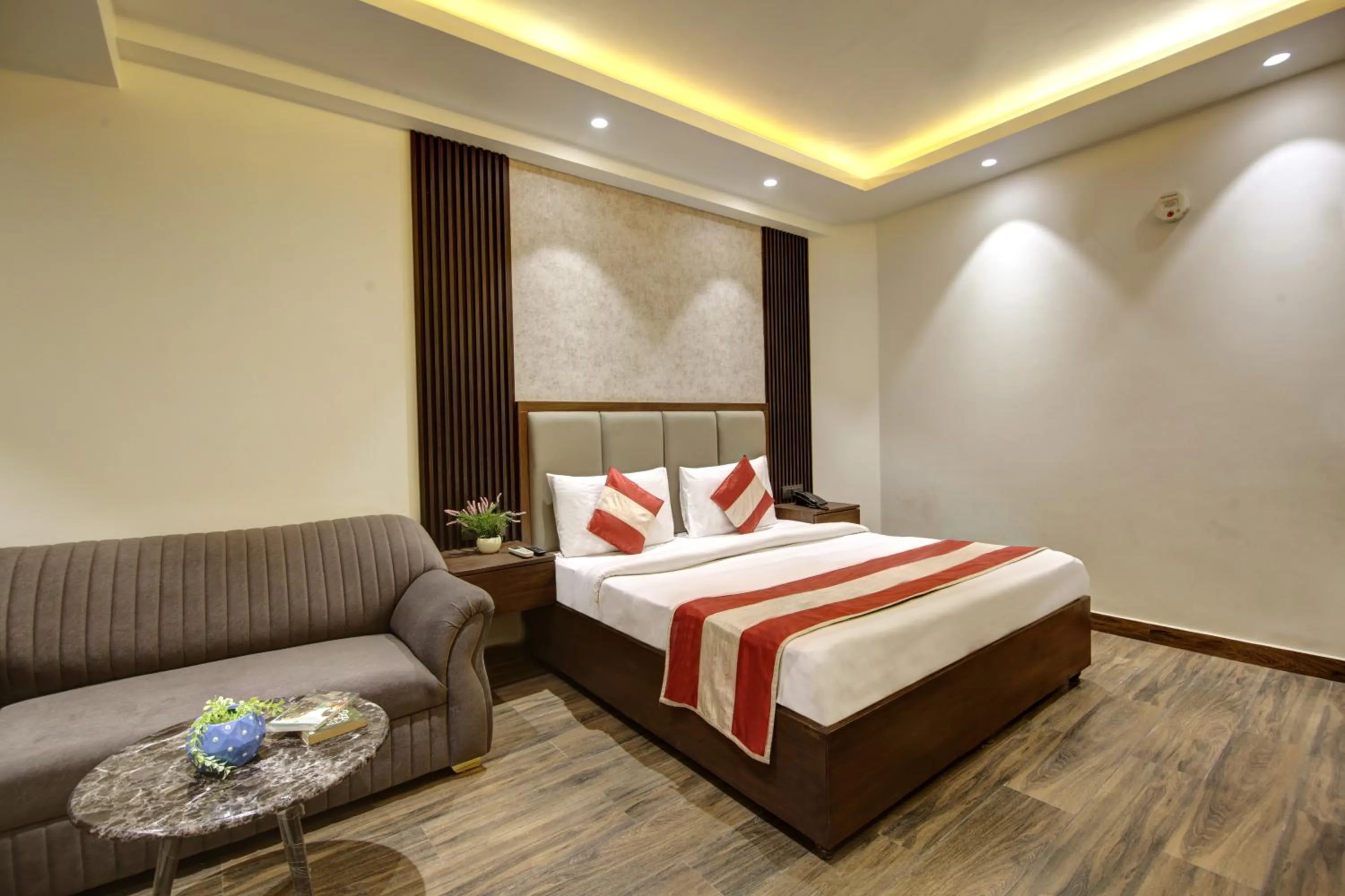 Bed in Hotel Kashish Plaza - 5 Mins From Metro Station