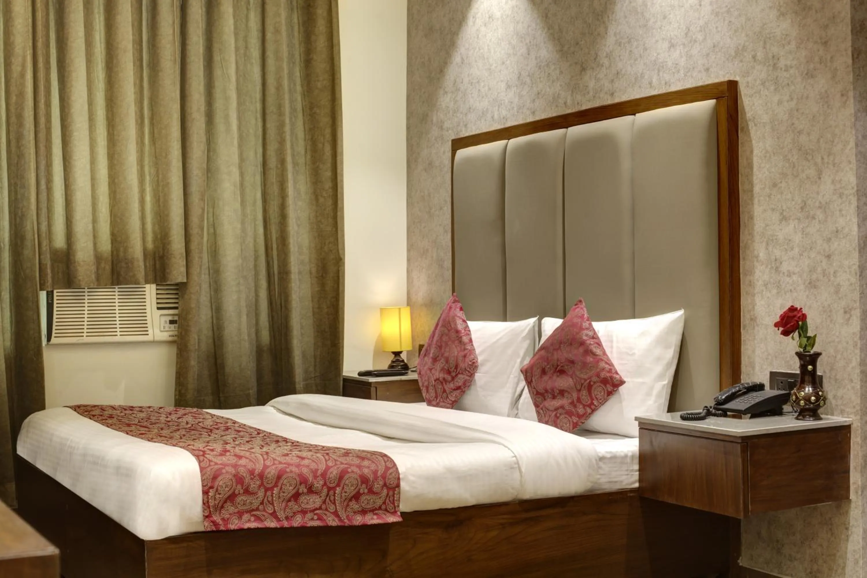 Bed in Hotel Kashish Plaza - 5 Mins From Metro Station