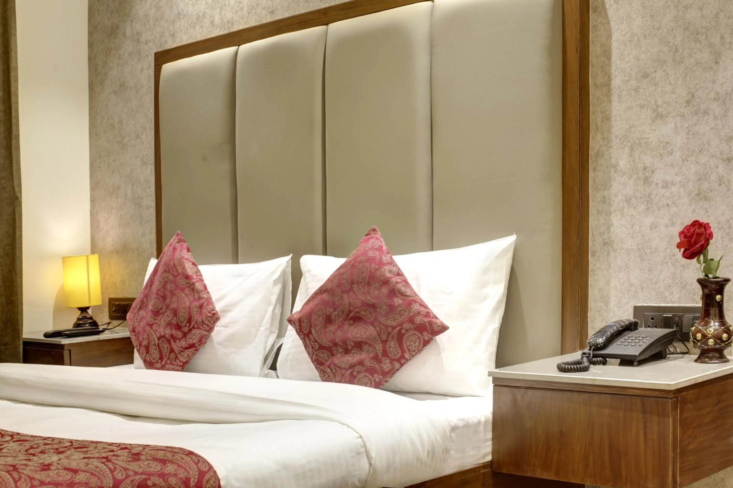 Bed in Hotel Kashish Plaza - 5 Mins From Metro Station