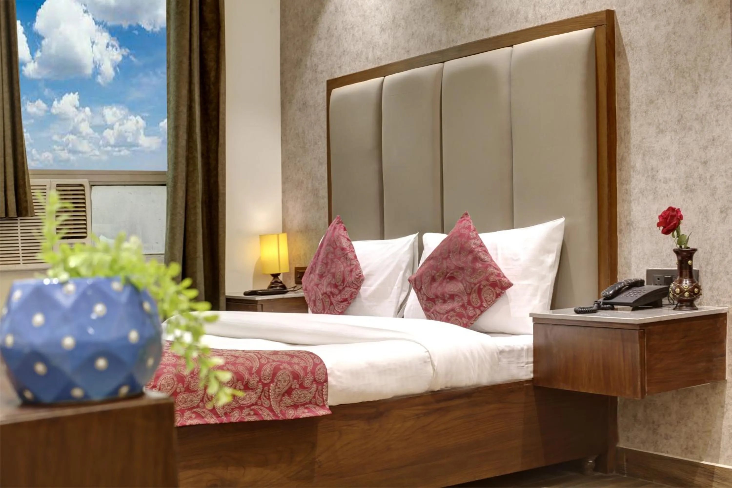 Bed in Hotel Kashish Plaza - 5 Mins From Metro Station