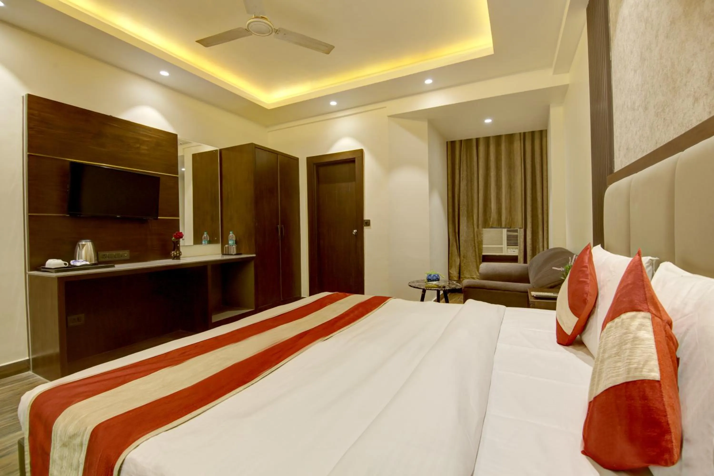 TV and multimedia in Hotel Kashish Plaza - 5 Mins From Metro Station