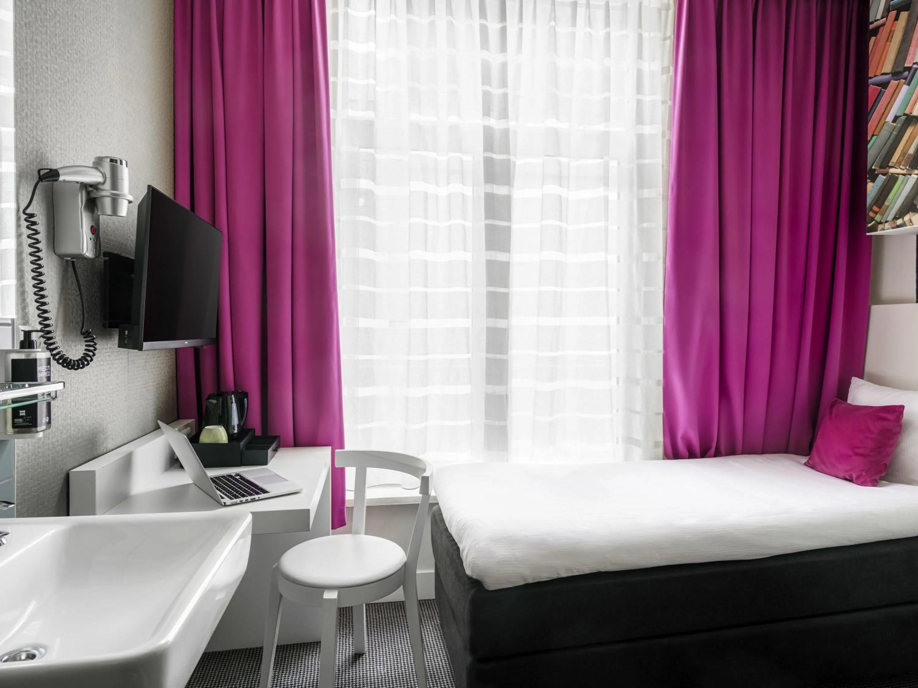 Bedroom, Bed in ibis Styles Amsterdam Amstel