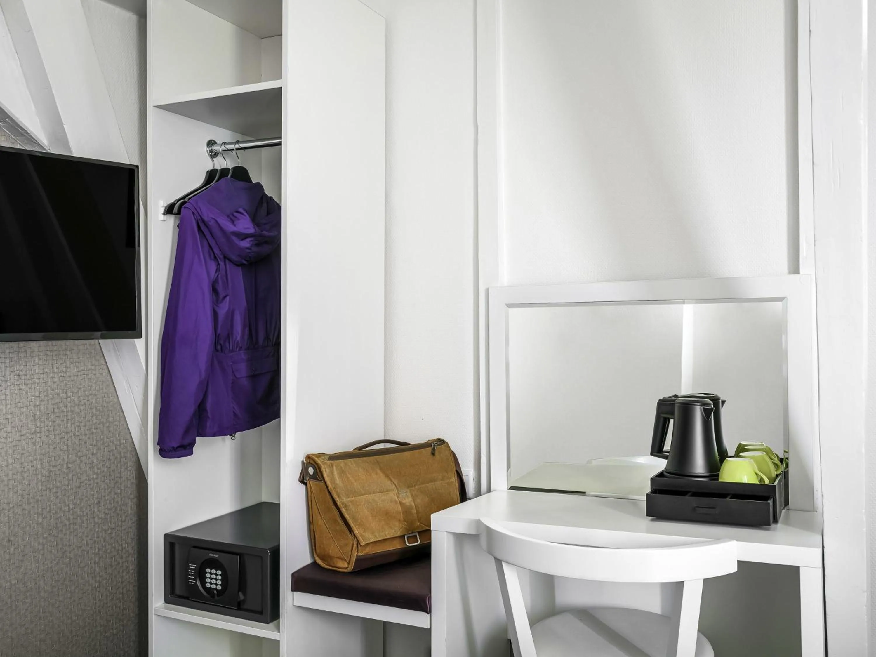 Bedroom in ibis Styles Amsterdam Amstel