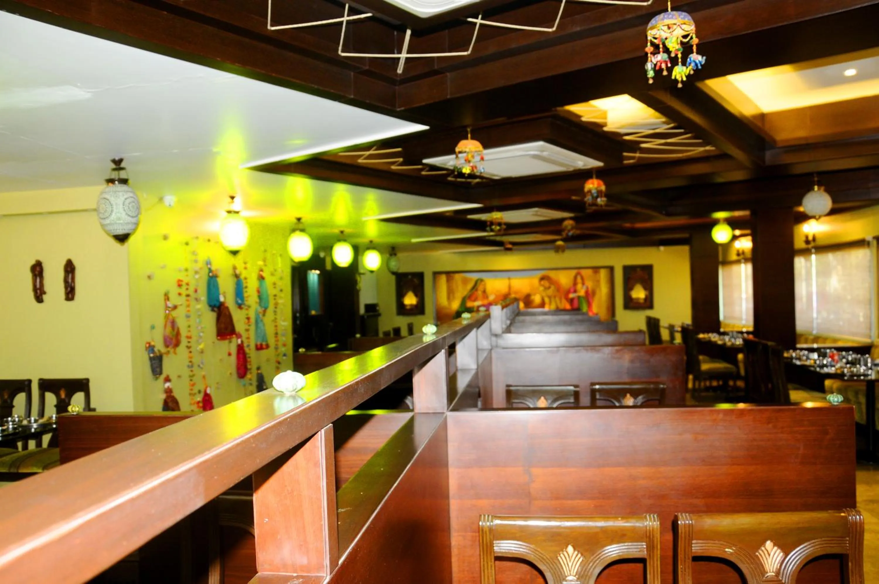 Restaurant/places to eat in Hotel Ashray