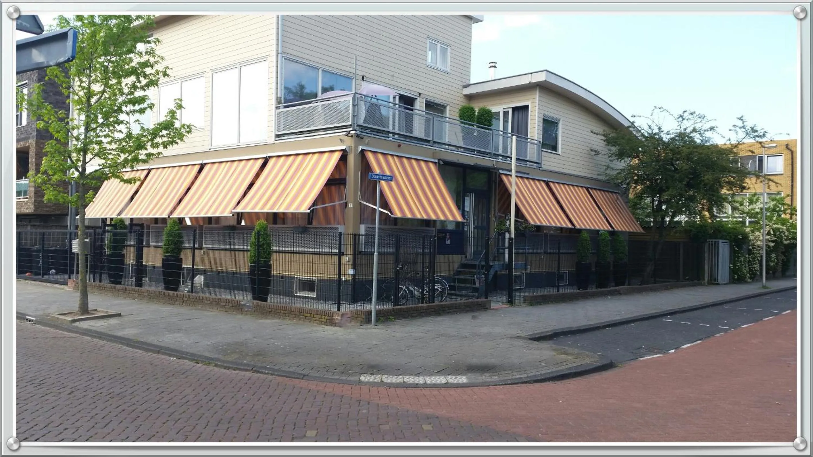 Facade/entrance in Hotel Holland Lodge