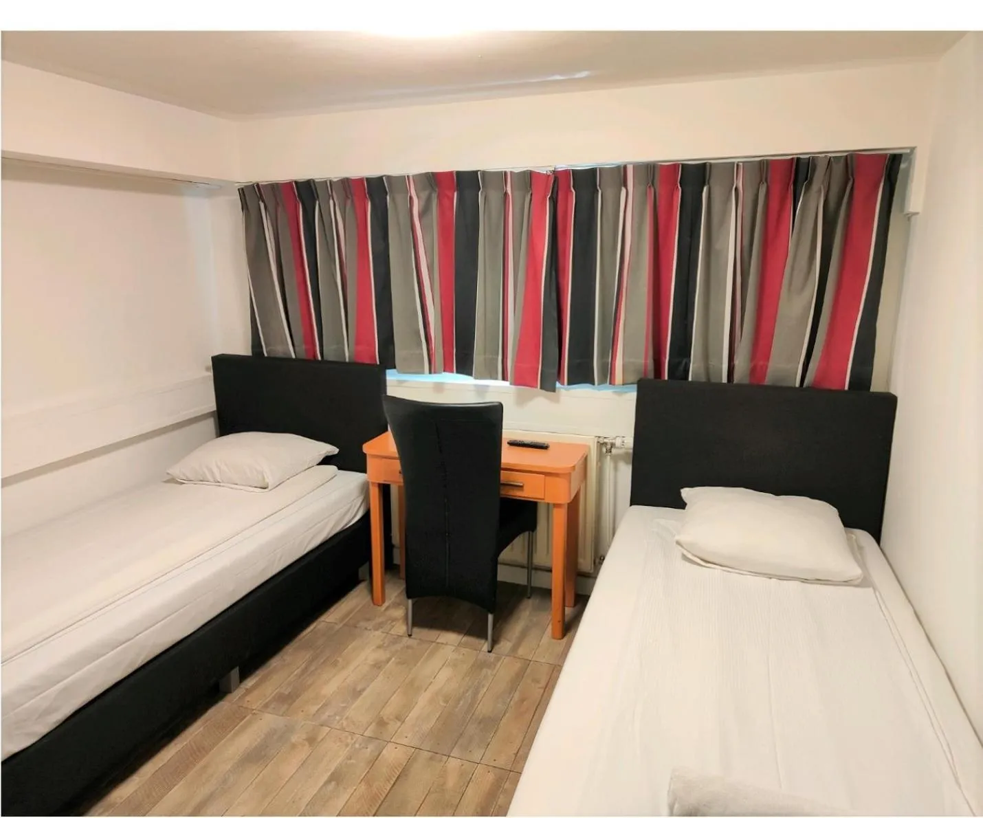 Photo of the whole room in Hotel Holland Lodge