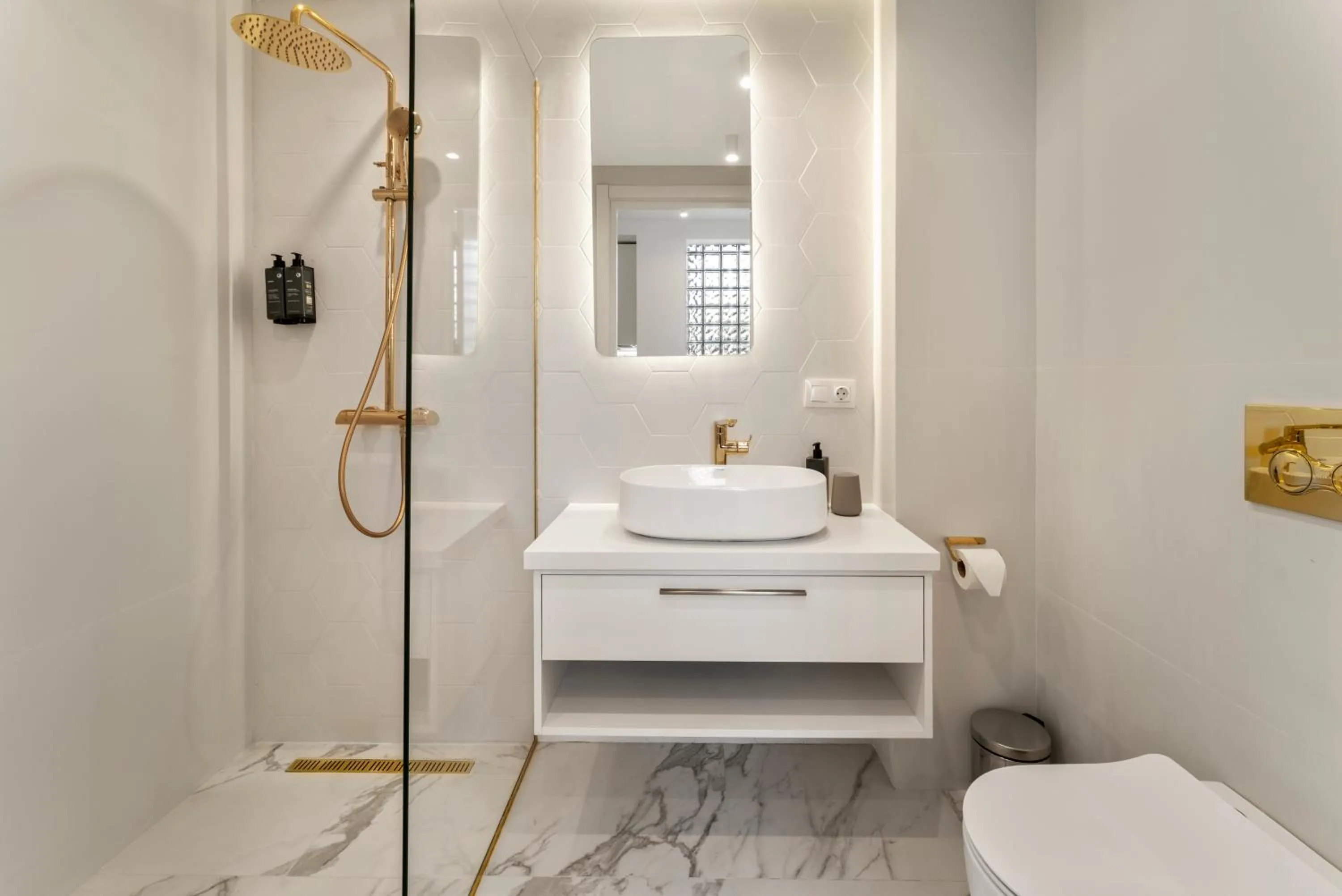 Shower in Solridge Aparthotel