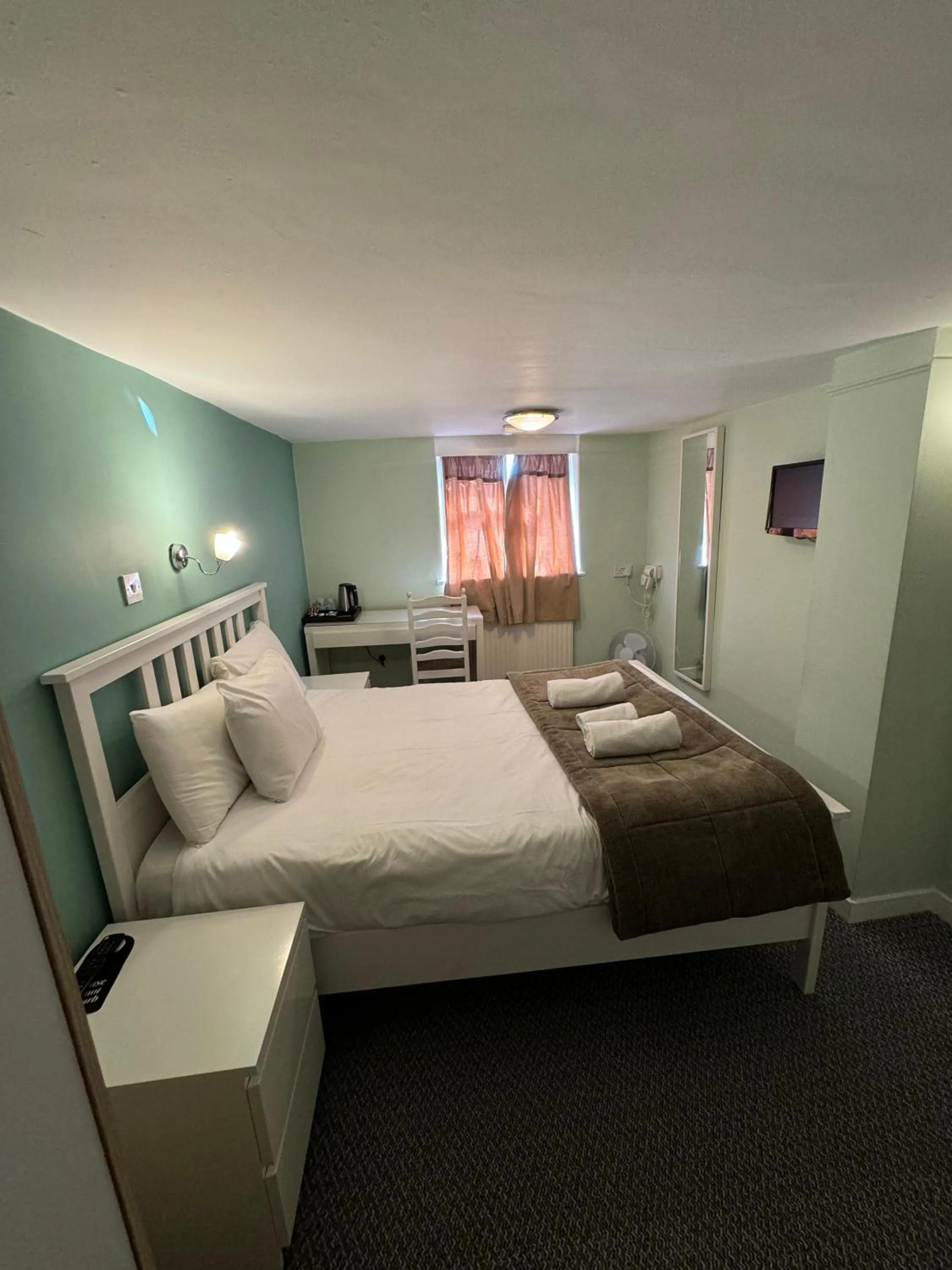 Bedroom, Bed in The George Hotel