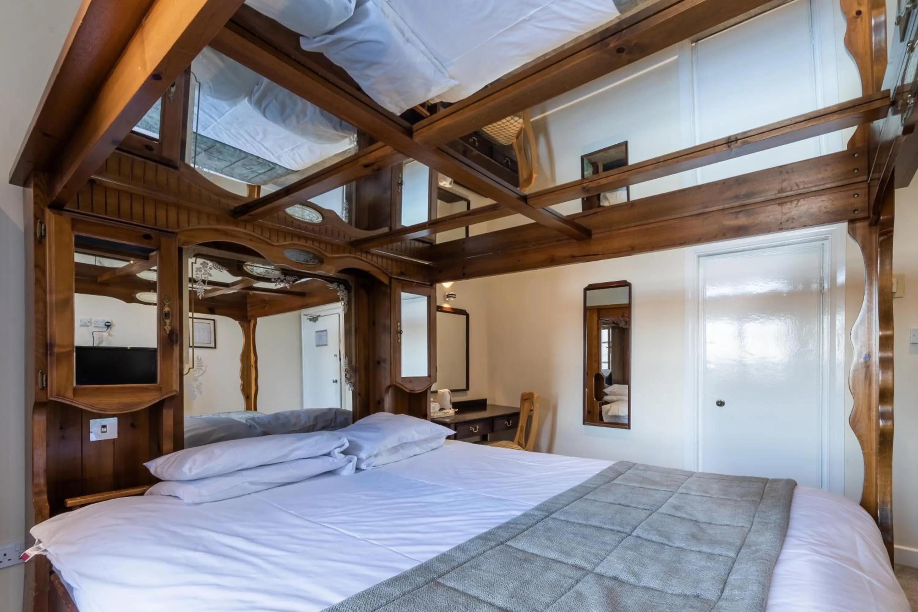 Bedroom, Bed in The George Hotel