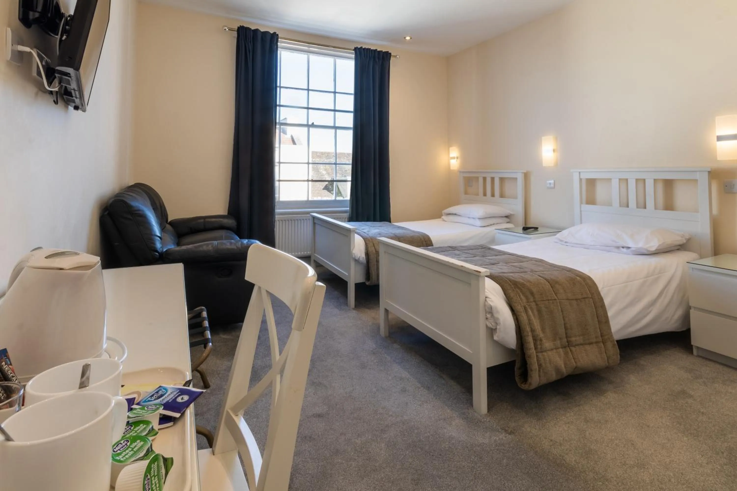 Photo of the whole room, Bed in The George Hotel