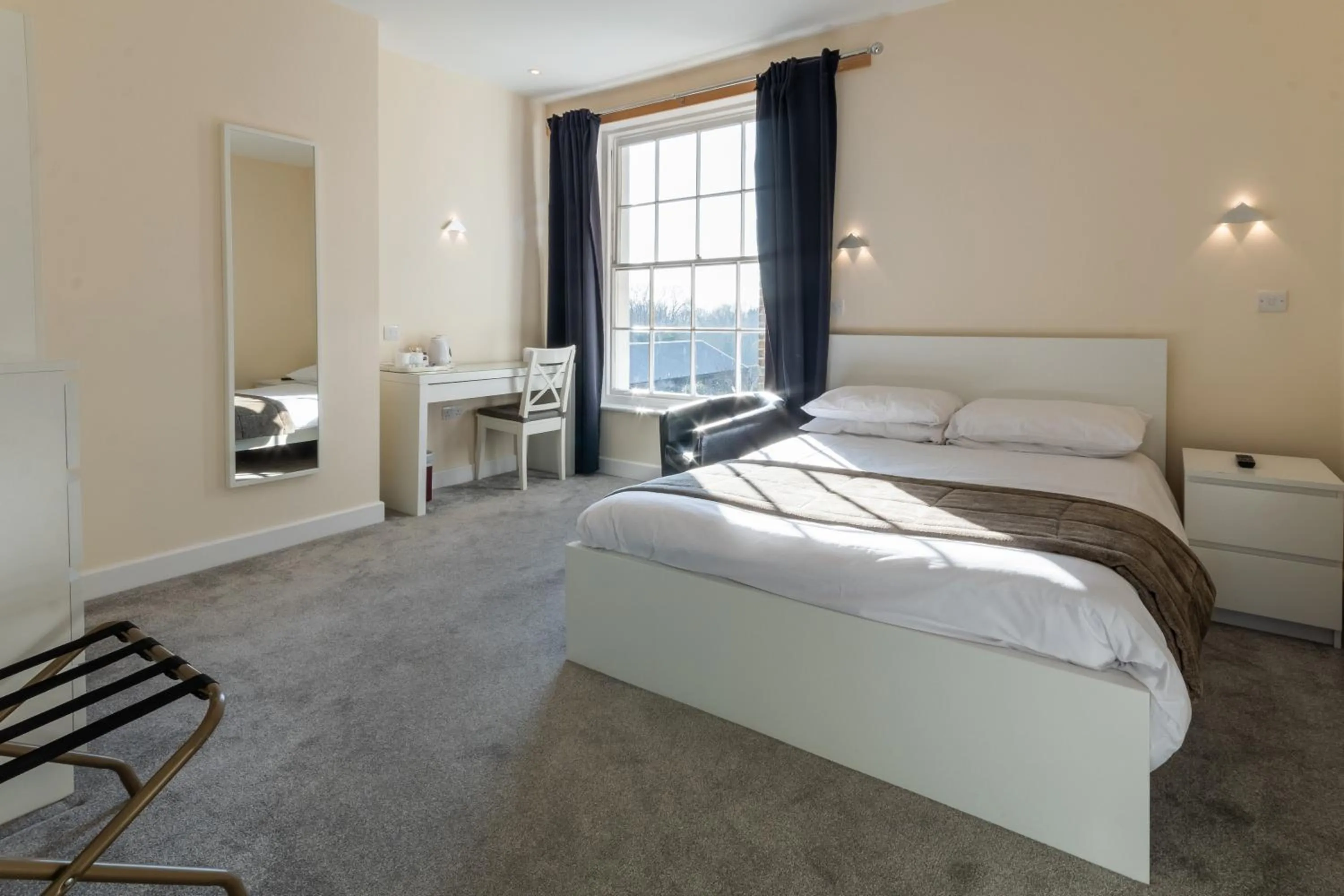 hair dresser, Bed in The George Hotel