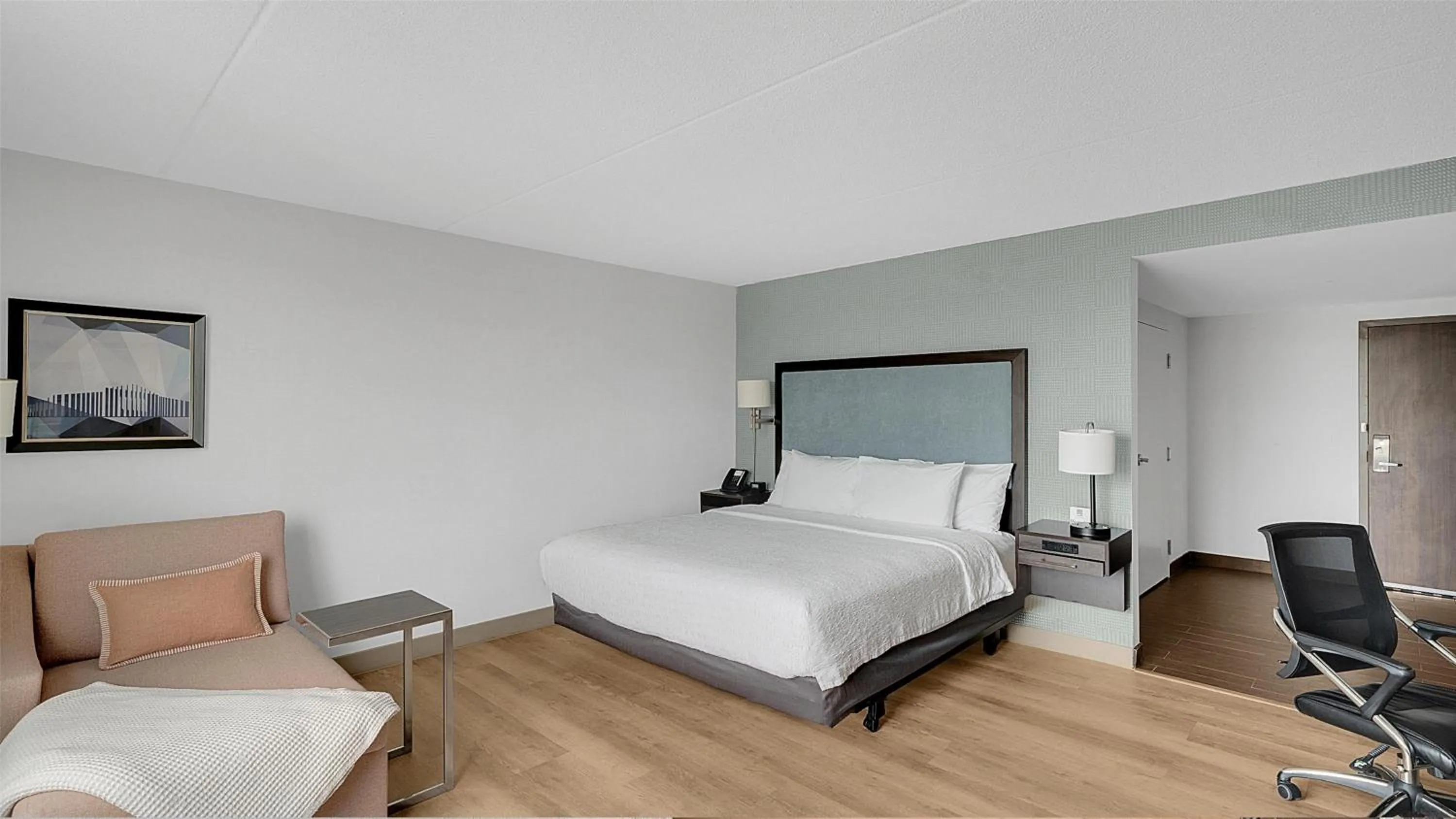 Bed in Hampton Inn & Suites by Hilton Toronto Markham