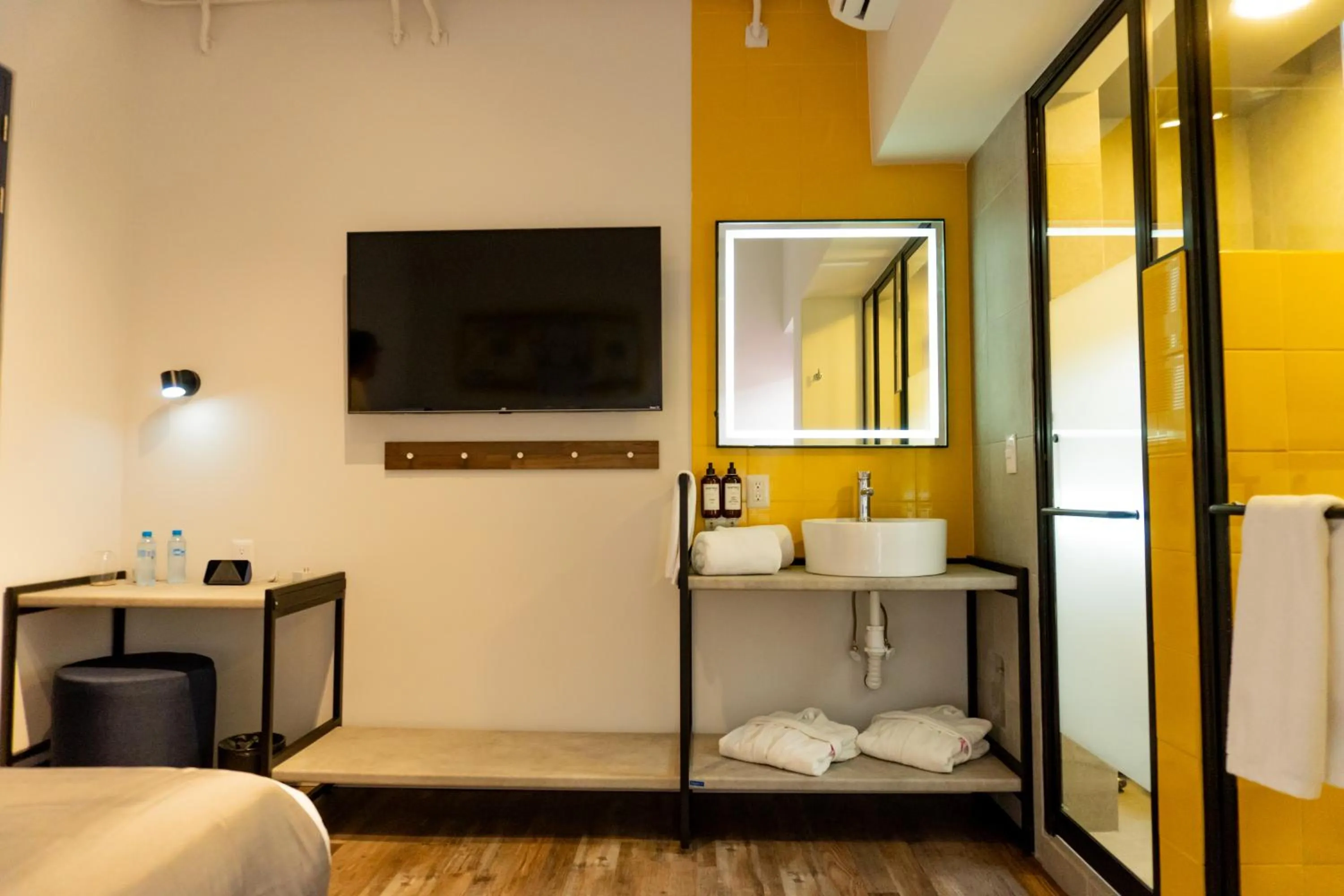 Photo of the whole room in ALT URBANA