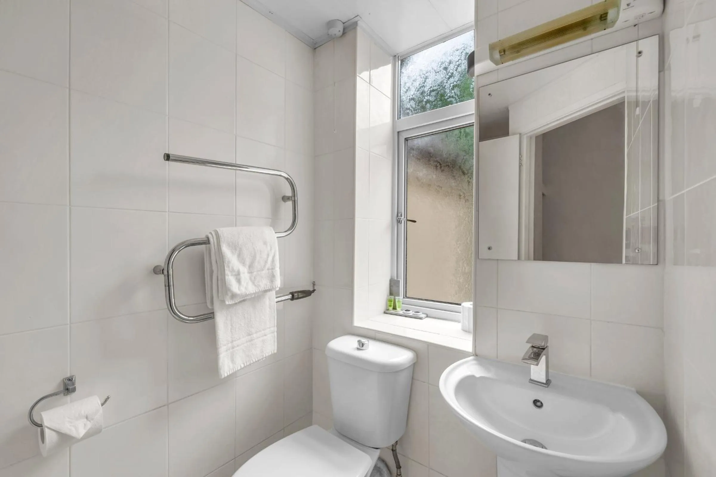 Bathroom in Dial House Hotel