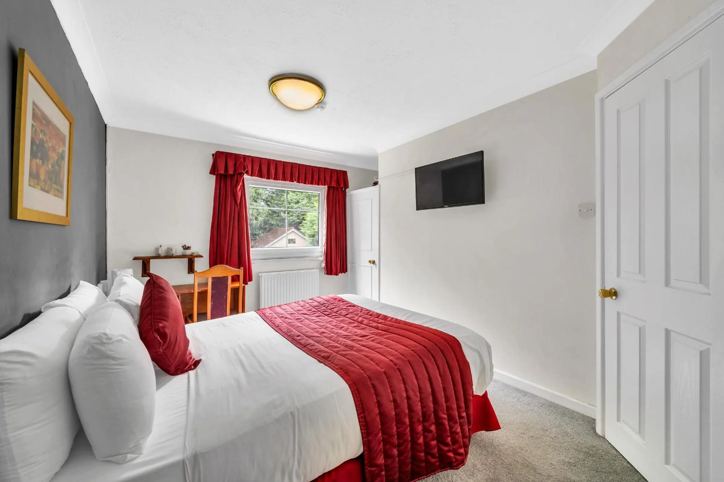 Bed in Dial House Hotel