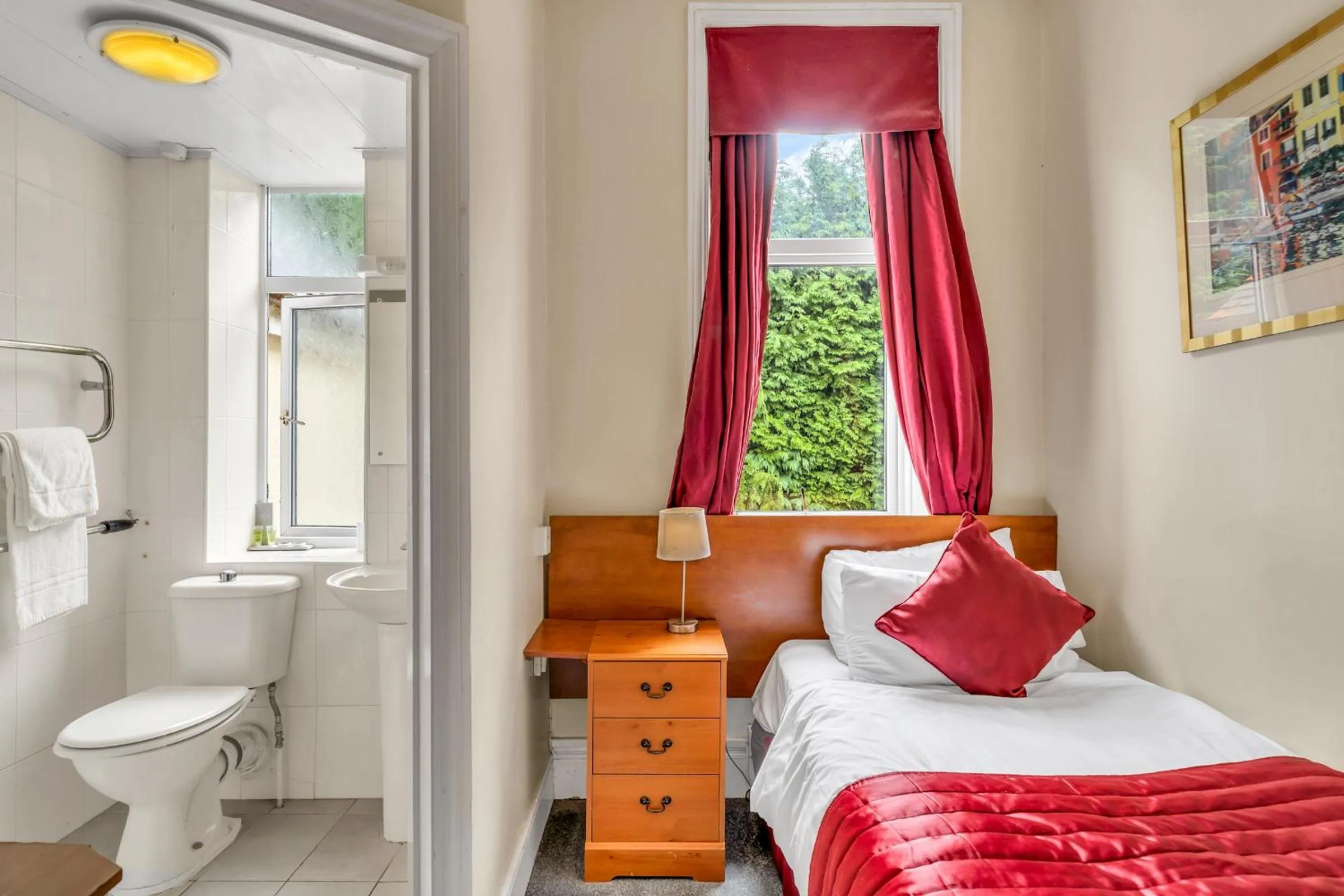 Bed in Dial House Hotel