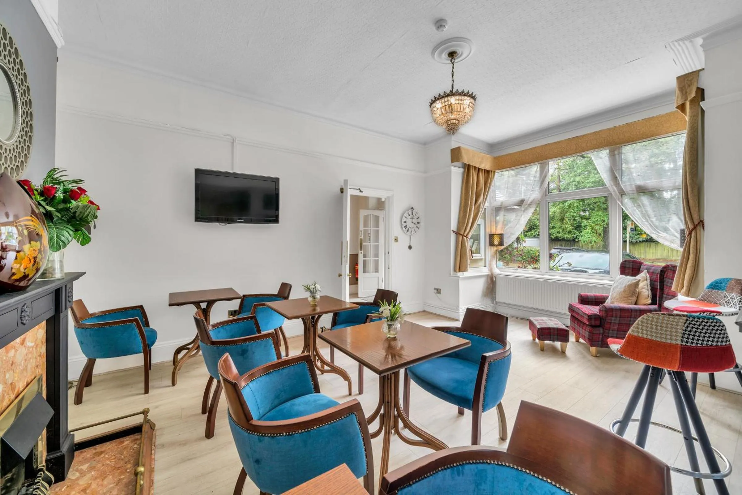 Communal lounge/ TV room in Dial House Hotel