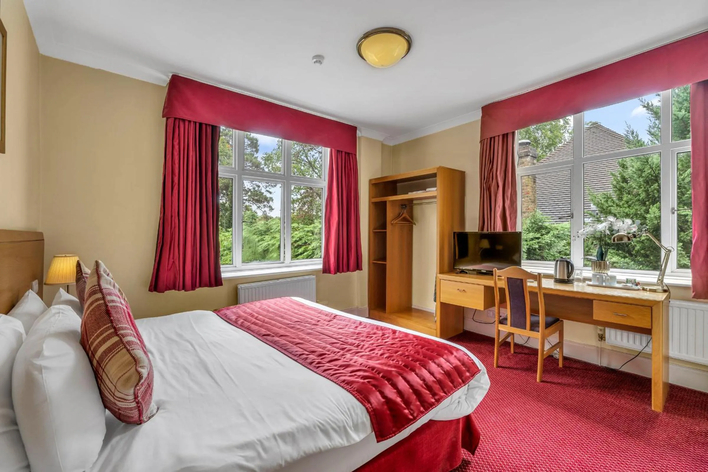 Bed in Dial House Hotel