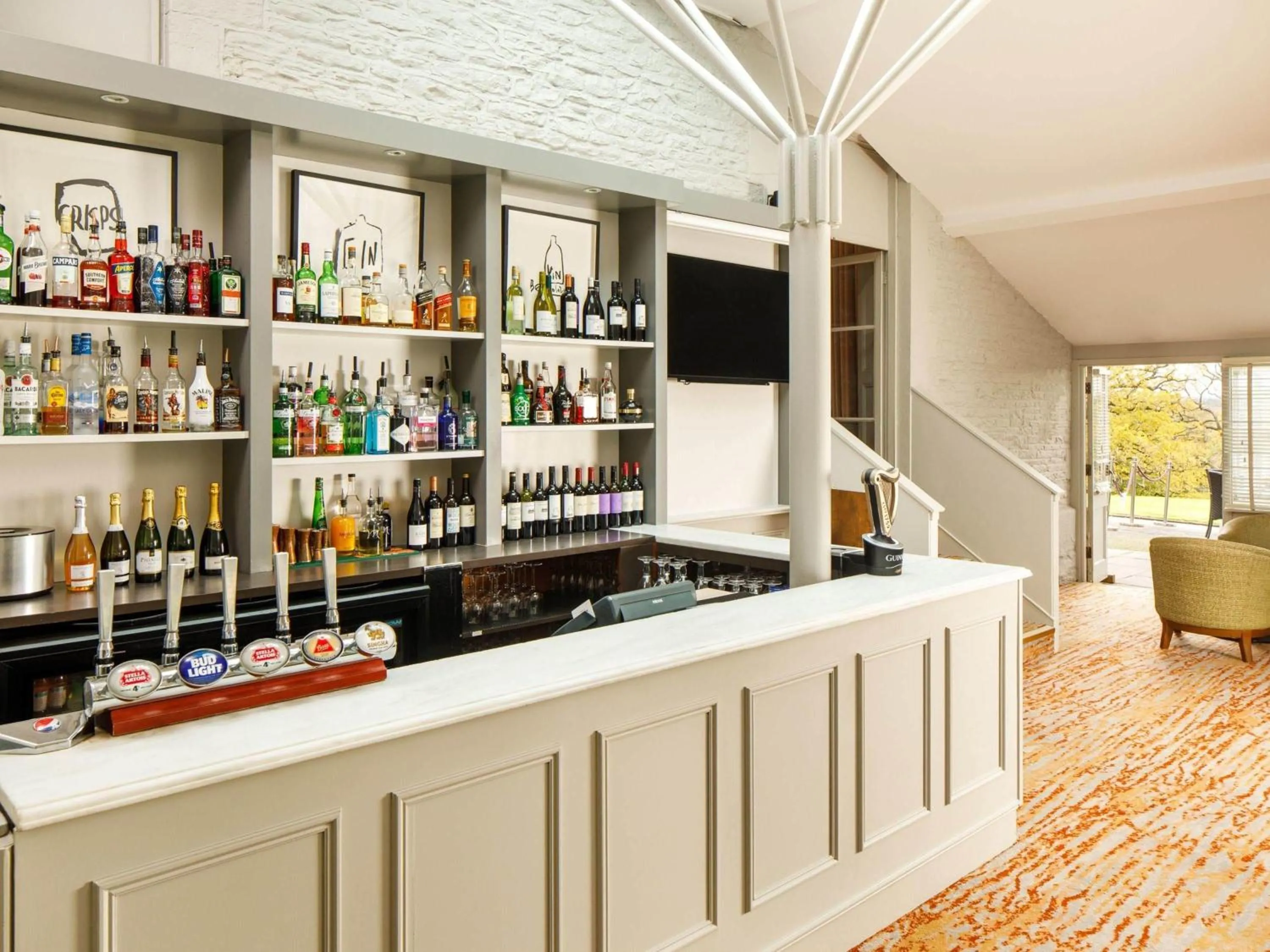 Lounge or bar in Mercure Bristol North The Grange Hotel