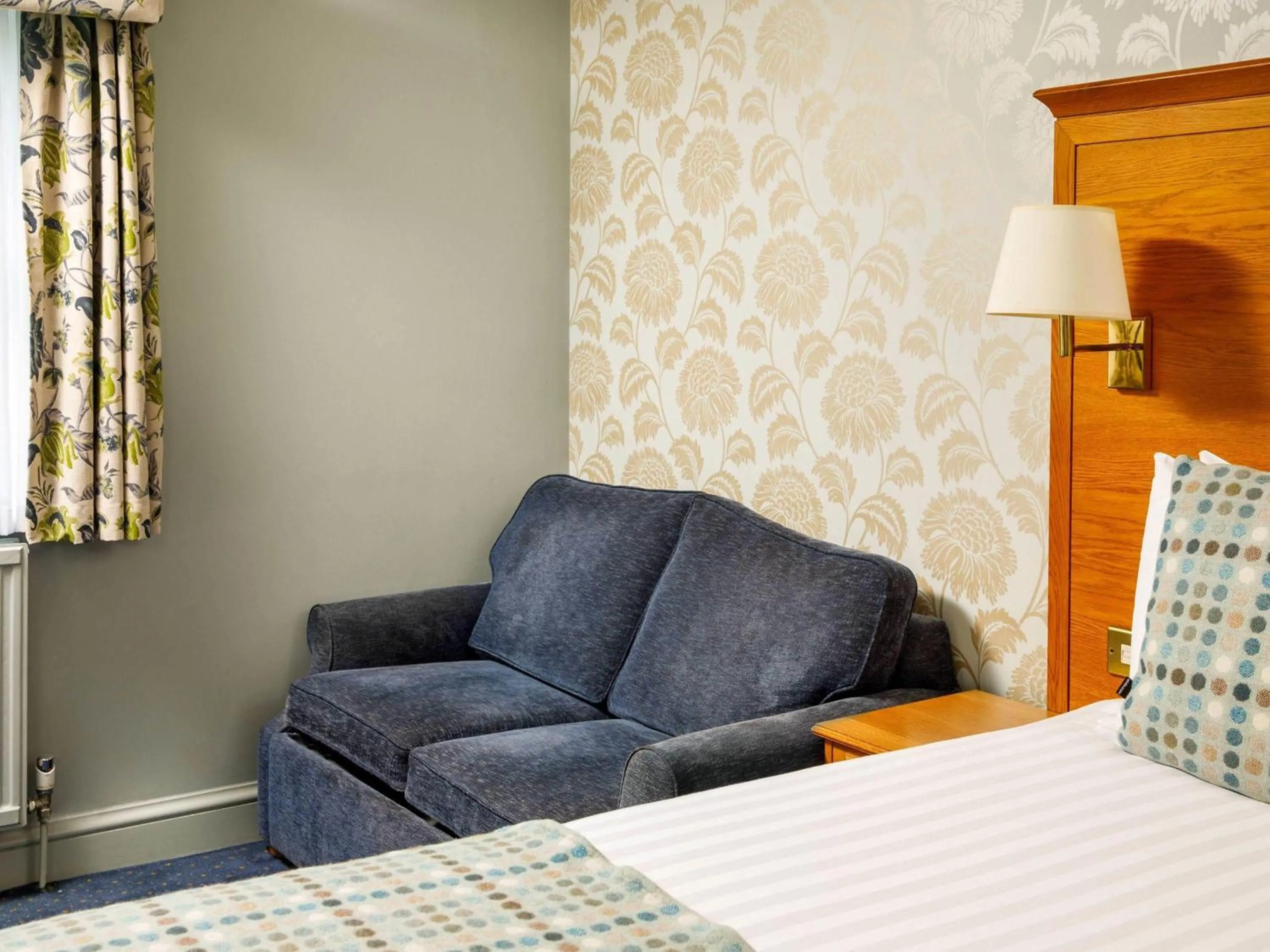 Bedroom, Bed in Mercure Bristol North The Grange Hotel