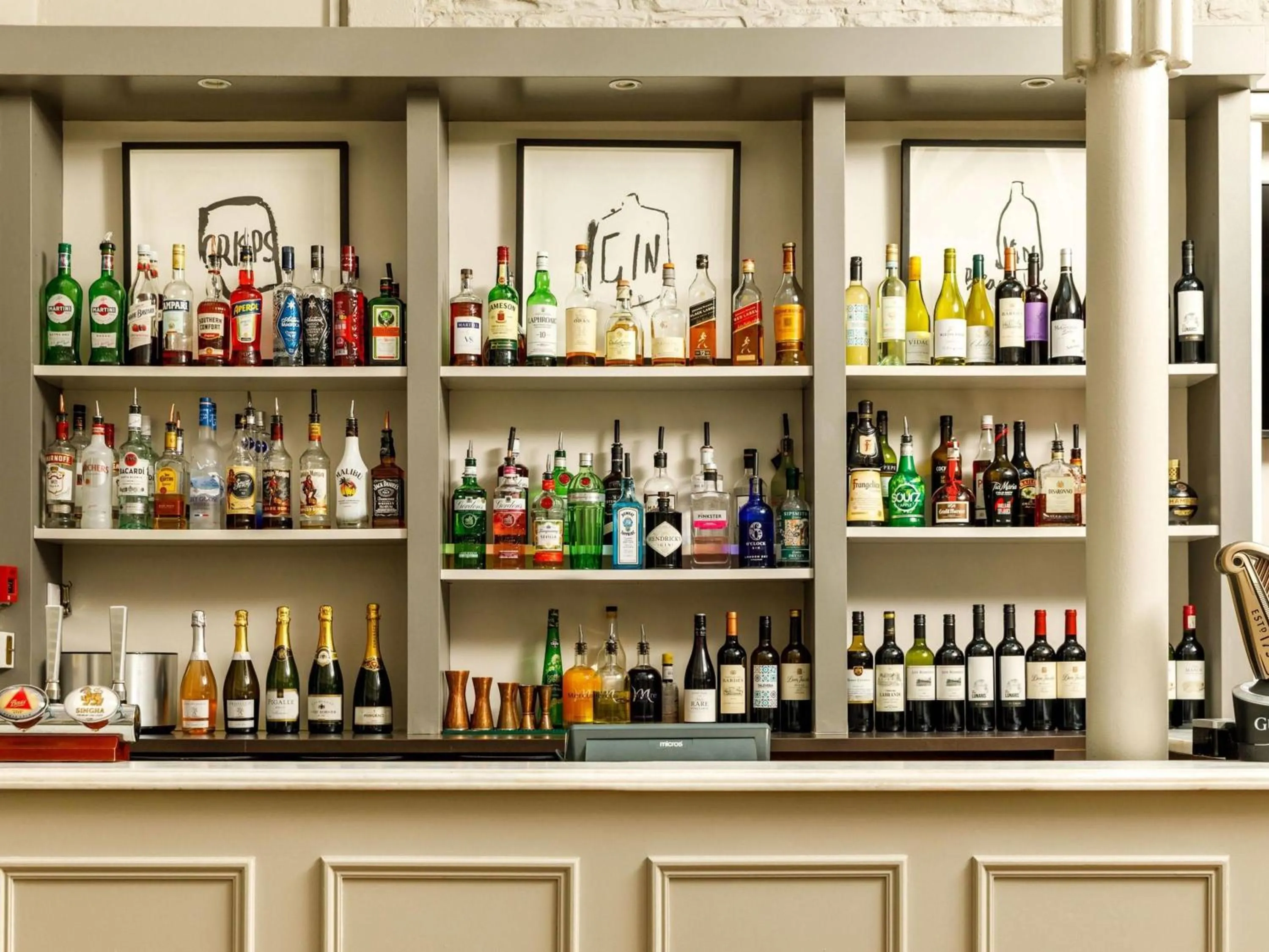 Lounge or bar in Mercure Bristol North The Grange Hotel