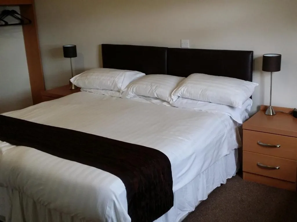 Bedroom, Bed in The Begelly Arms Hotel