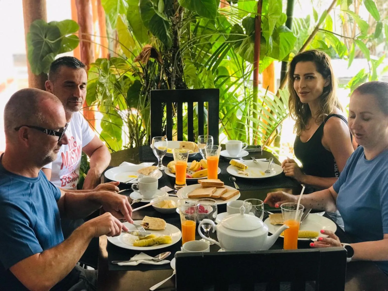 Restaurant/places to eat in Belmond Ella