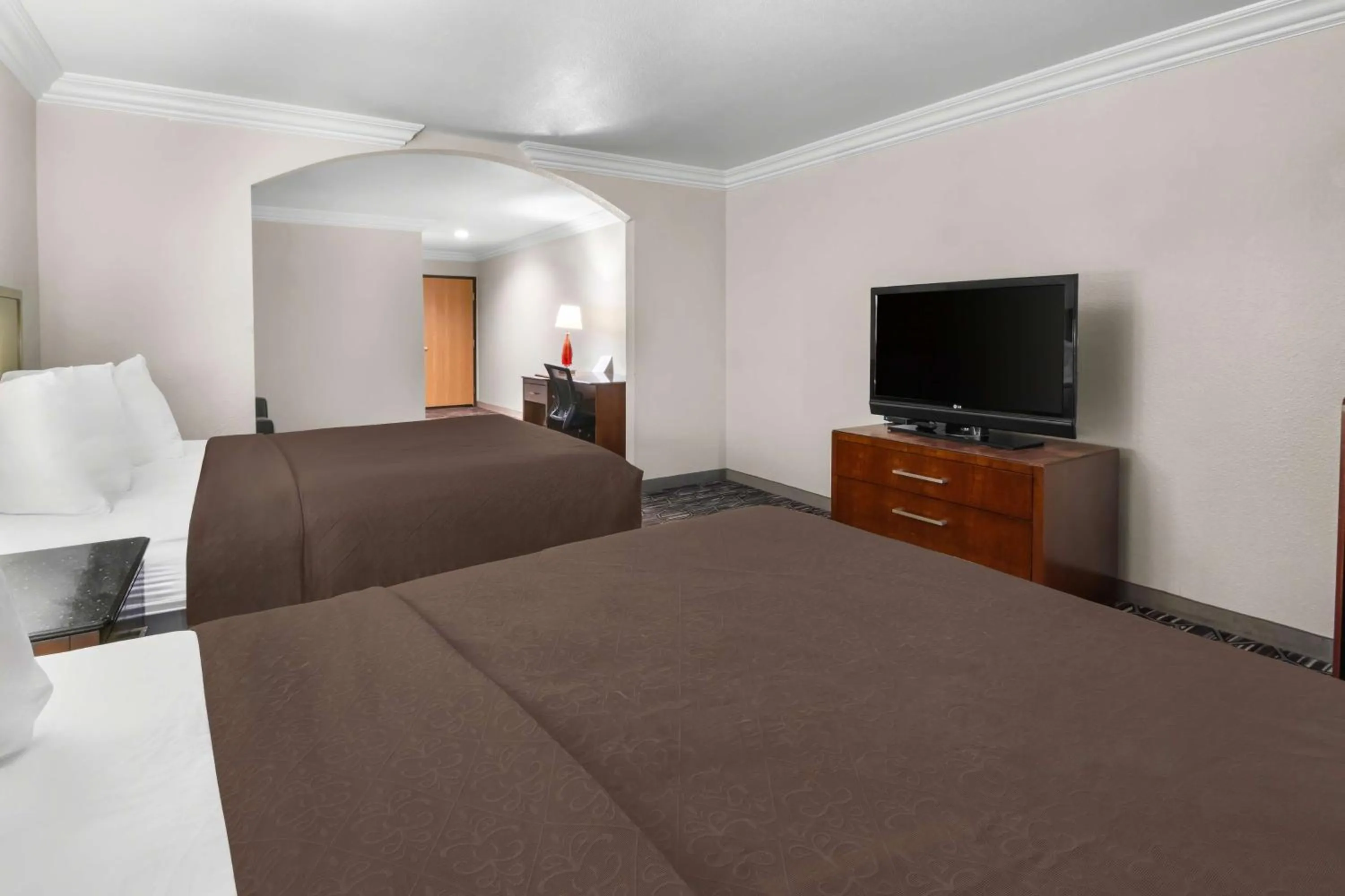 Bedroom, Bed in SureStay Plus by Best Western Fort Worth Benbrook
