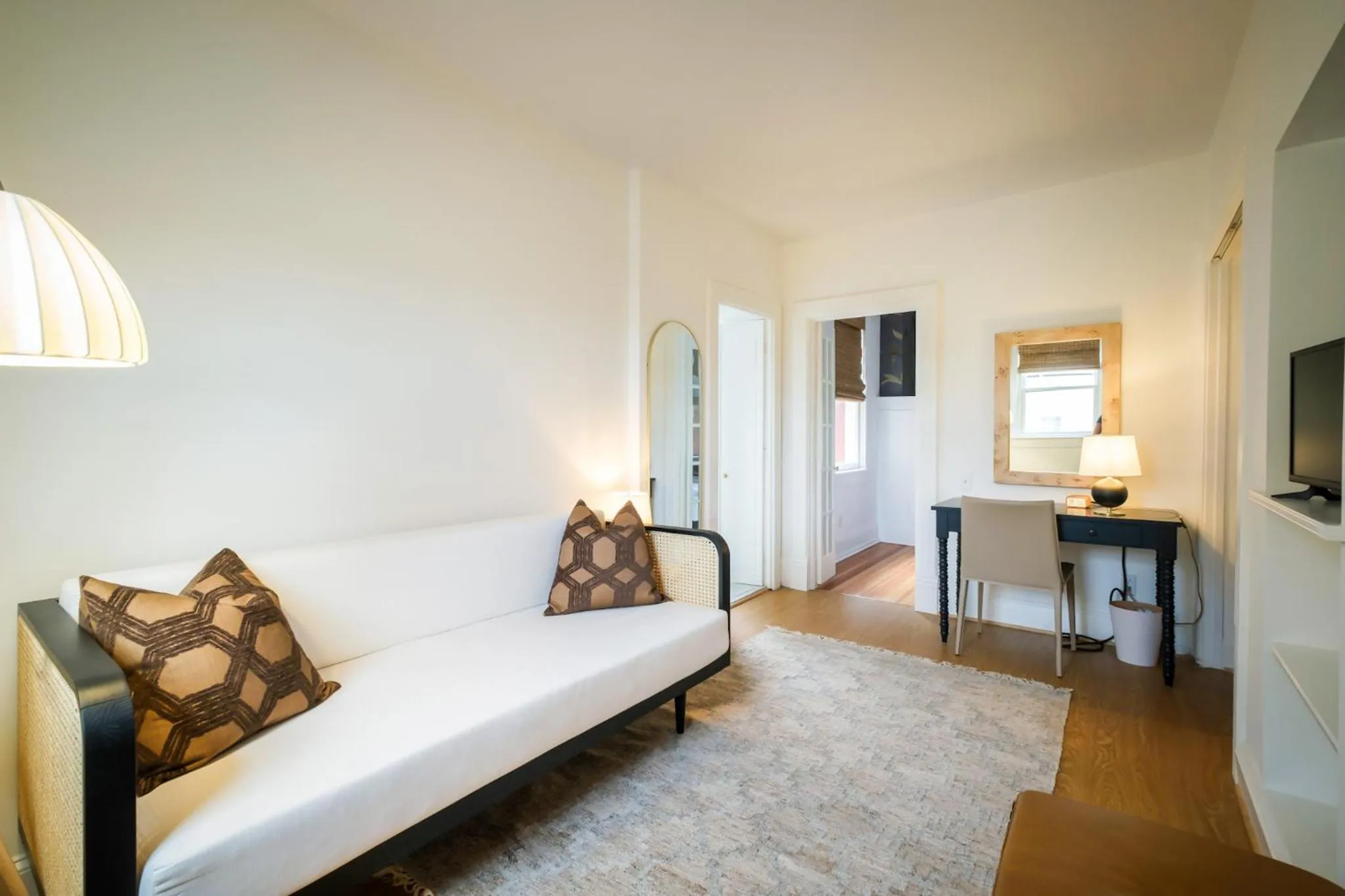 Seating area, Bed in Swann House