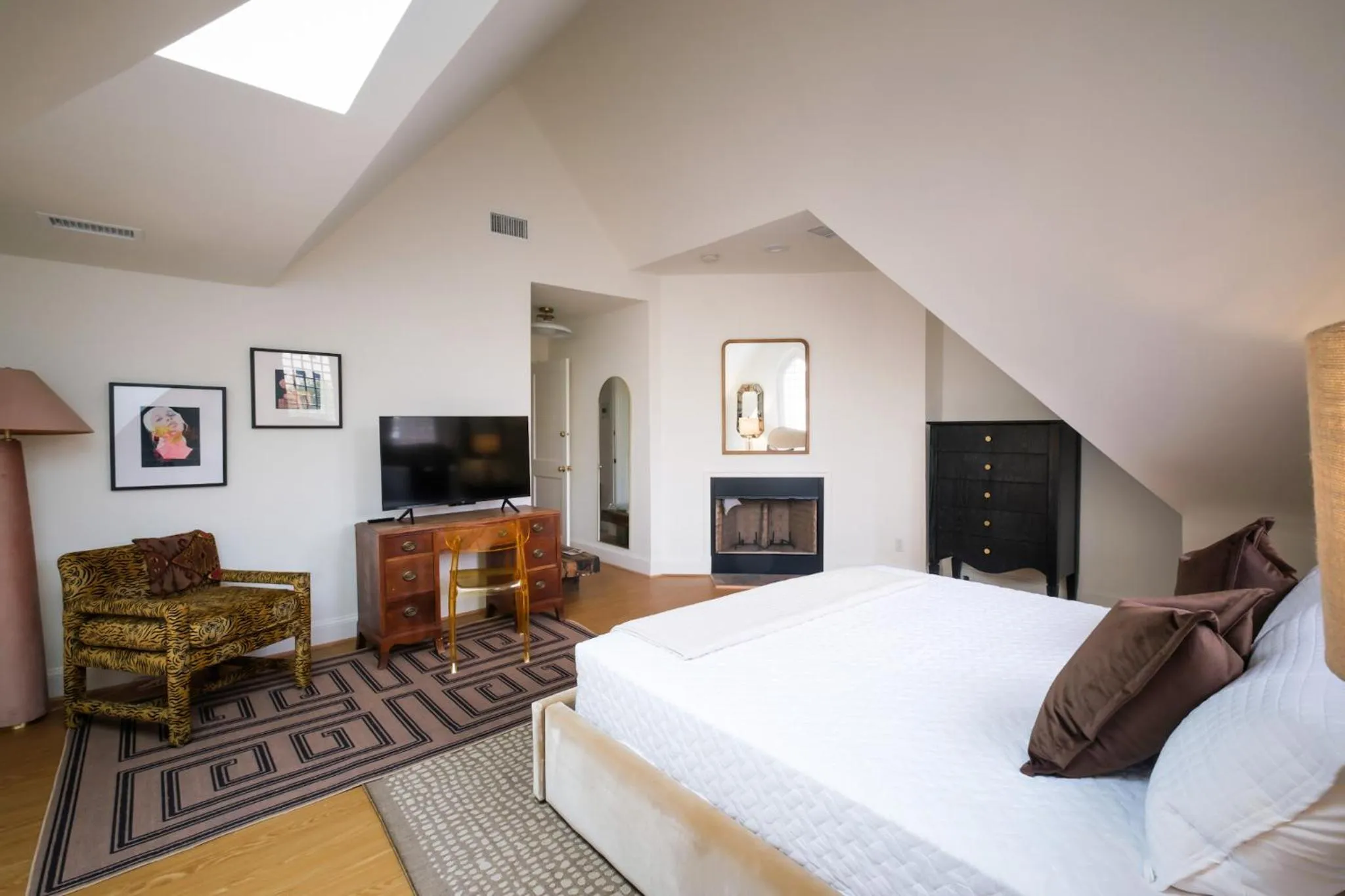 Bedroom, Bed in Swann House